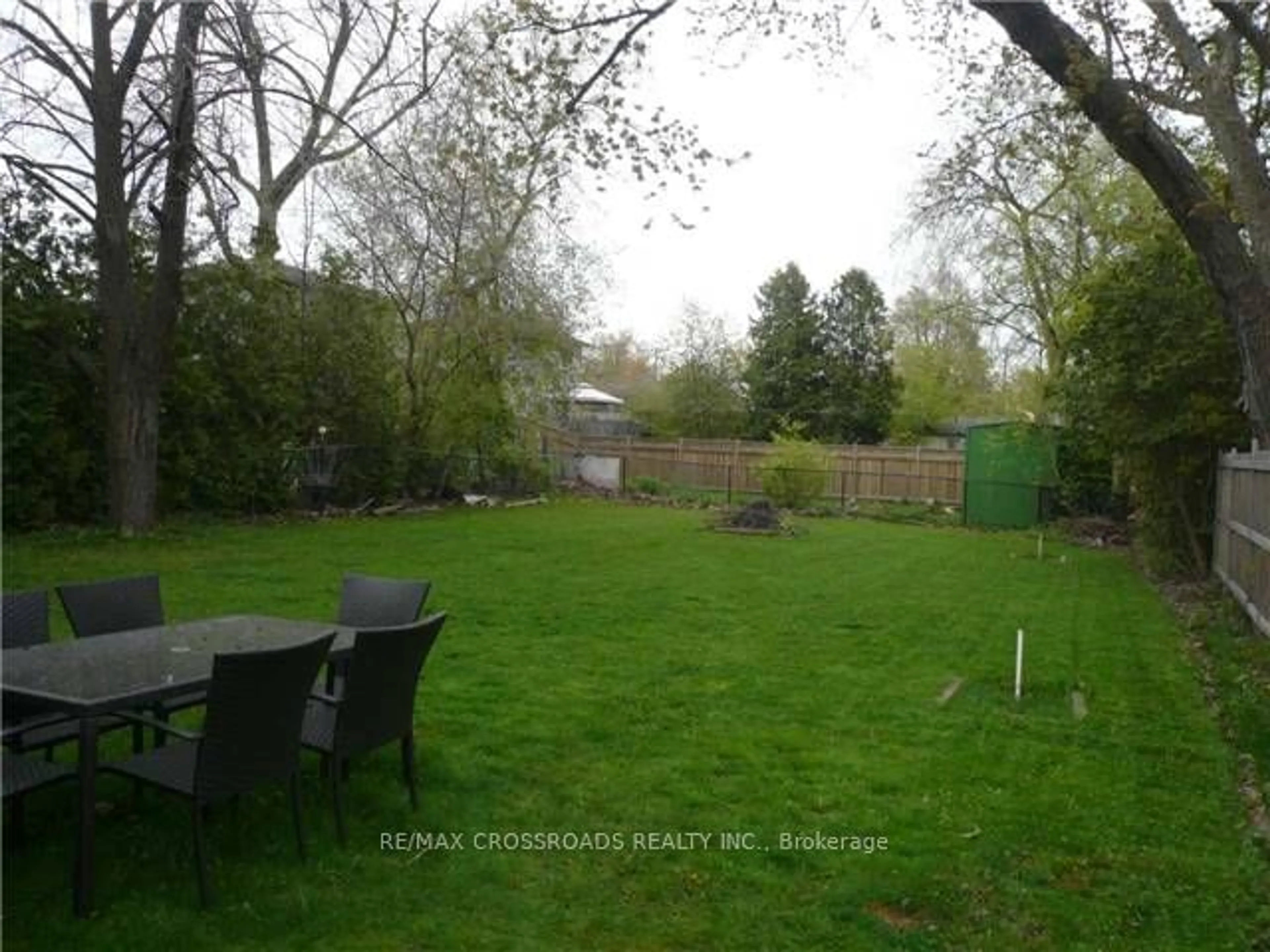 Fenced yard for 199 Pleasant Blvd, Georgina Ontario L4P 2S7