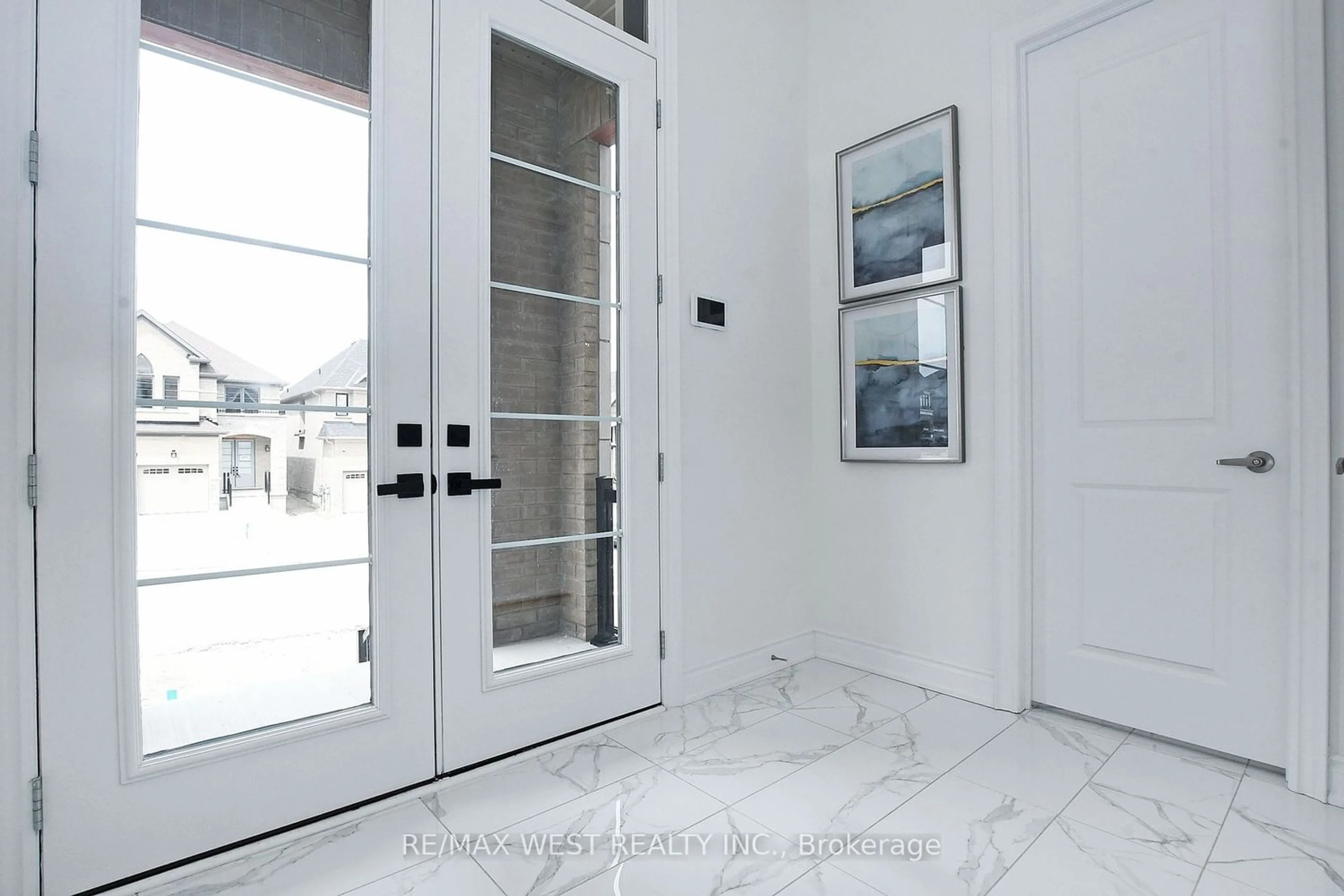Indoor entryway for 1353 Blackmore St, Innisfil Ontario L9S 0P3