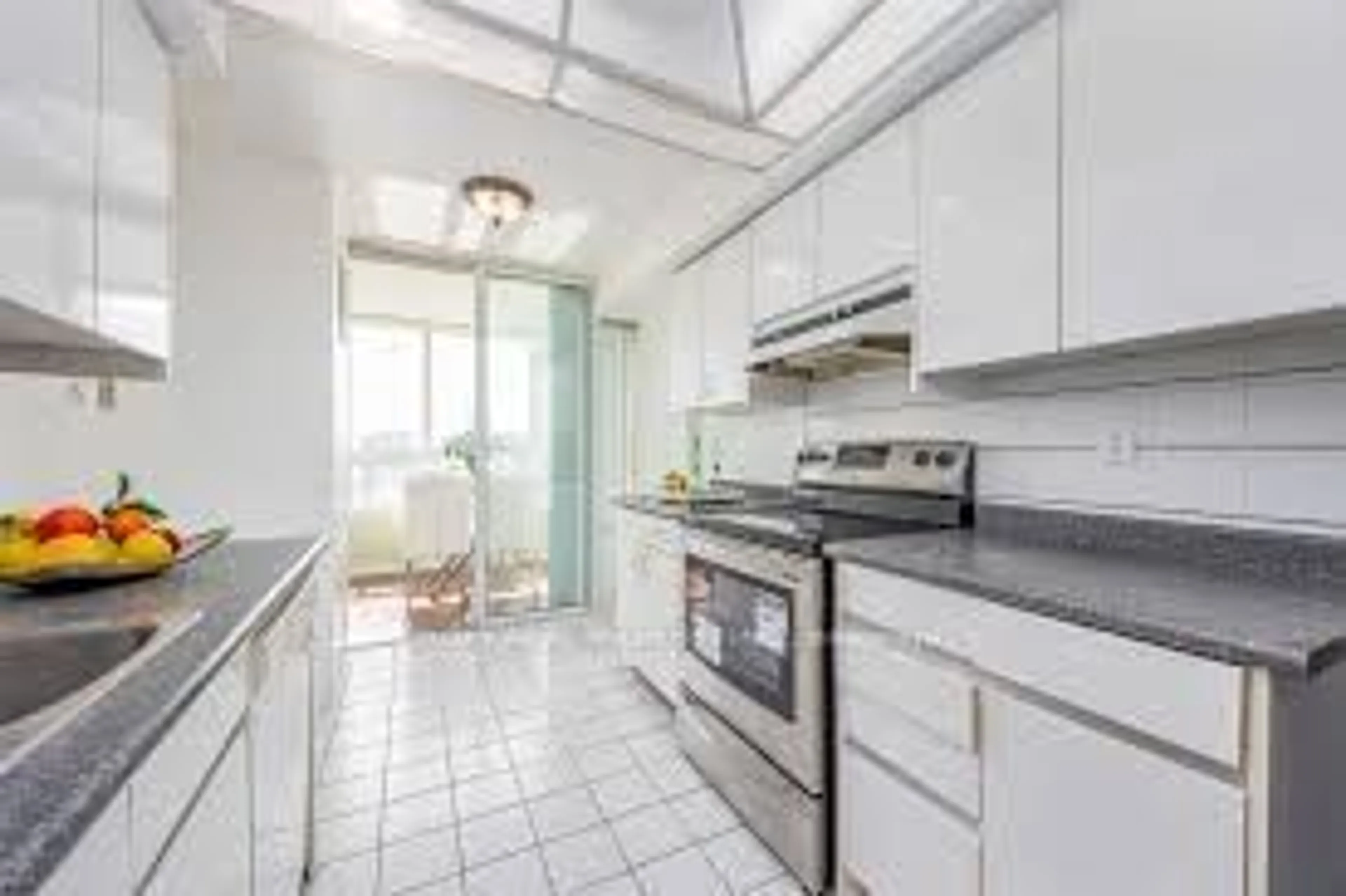 Kitchen for 7250 Yonge St #909, Vaughan Ontario L4J 7X1
