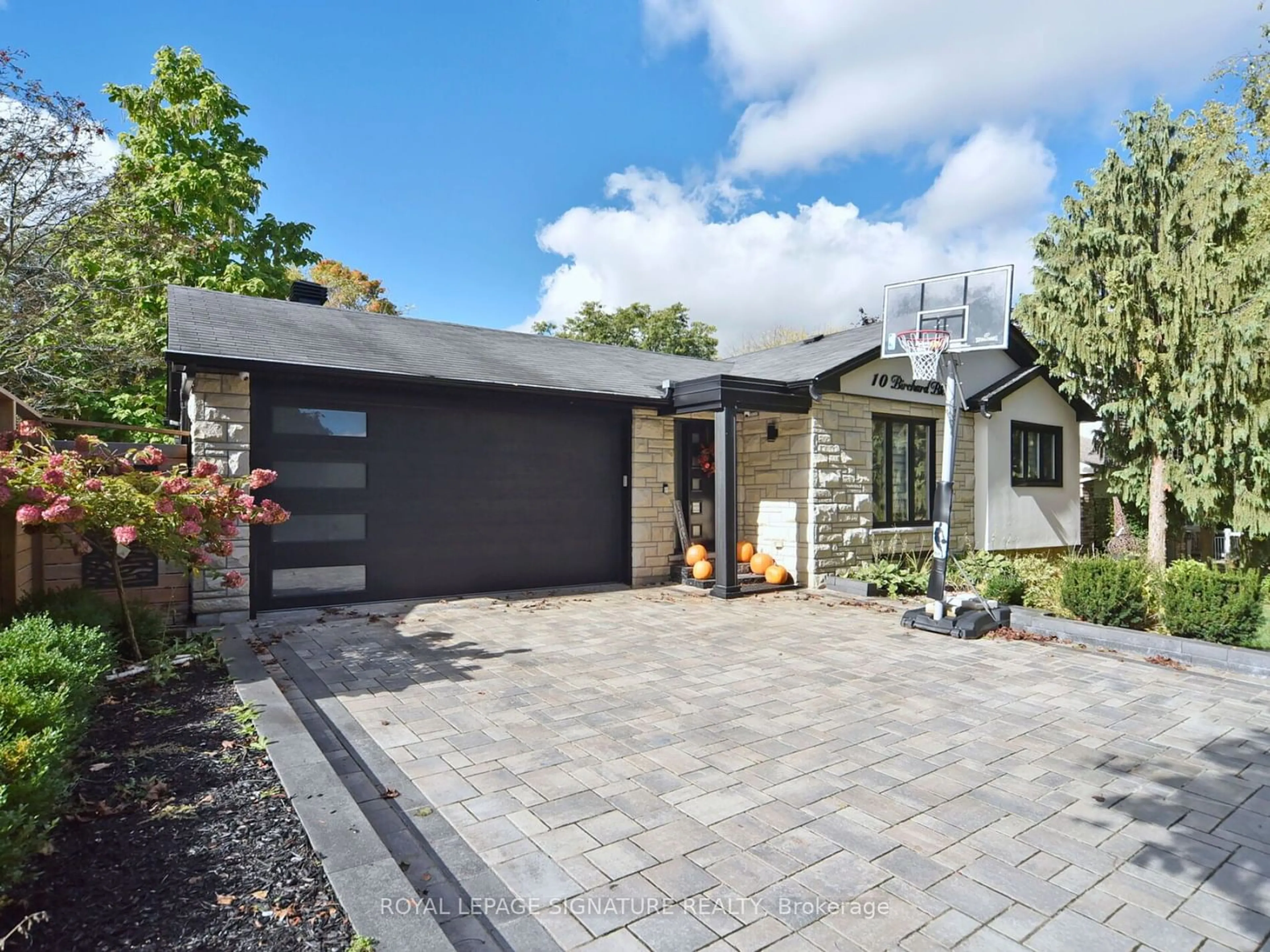 Home with brick exterior material for 10 Birchard Blvd, East Gwillimbury Ontario L0G 1M0