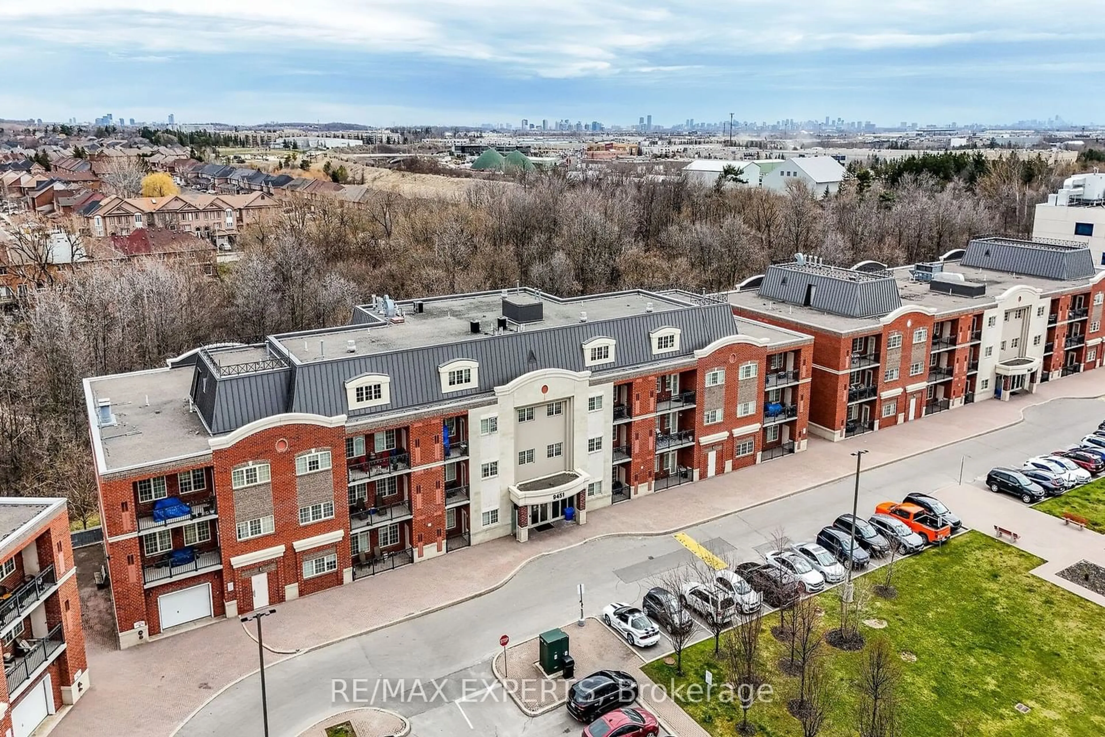 A pic from exterior of the house or condo for 9451 Jane St #206, Vaughan Ontario L6A 4H7