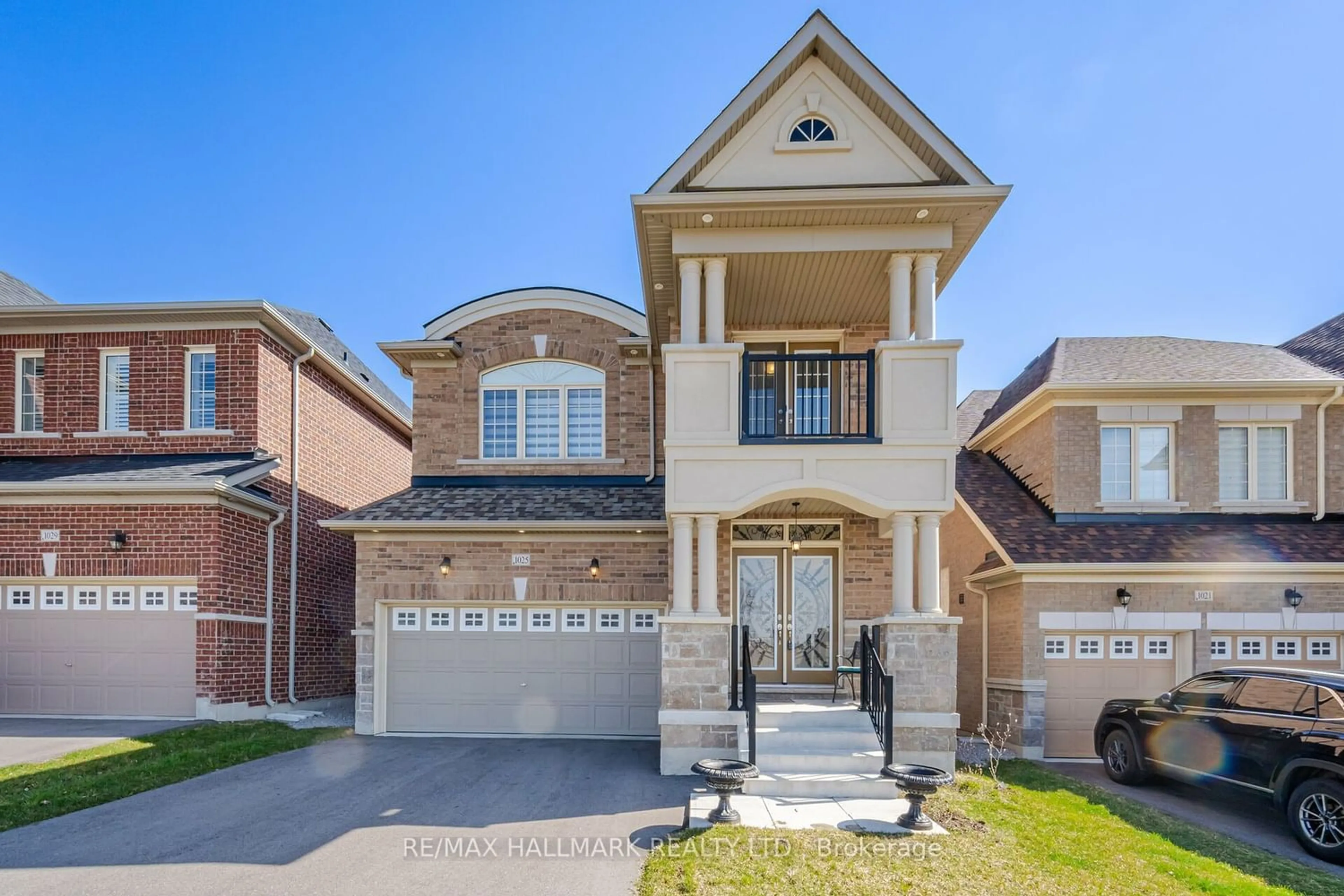 Home with brick exterior material for 1025 Langford Blvd, Bradford West Gwillimbury Ontario L3Z 4K9