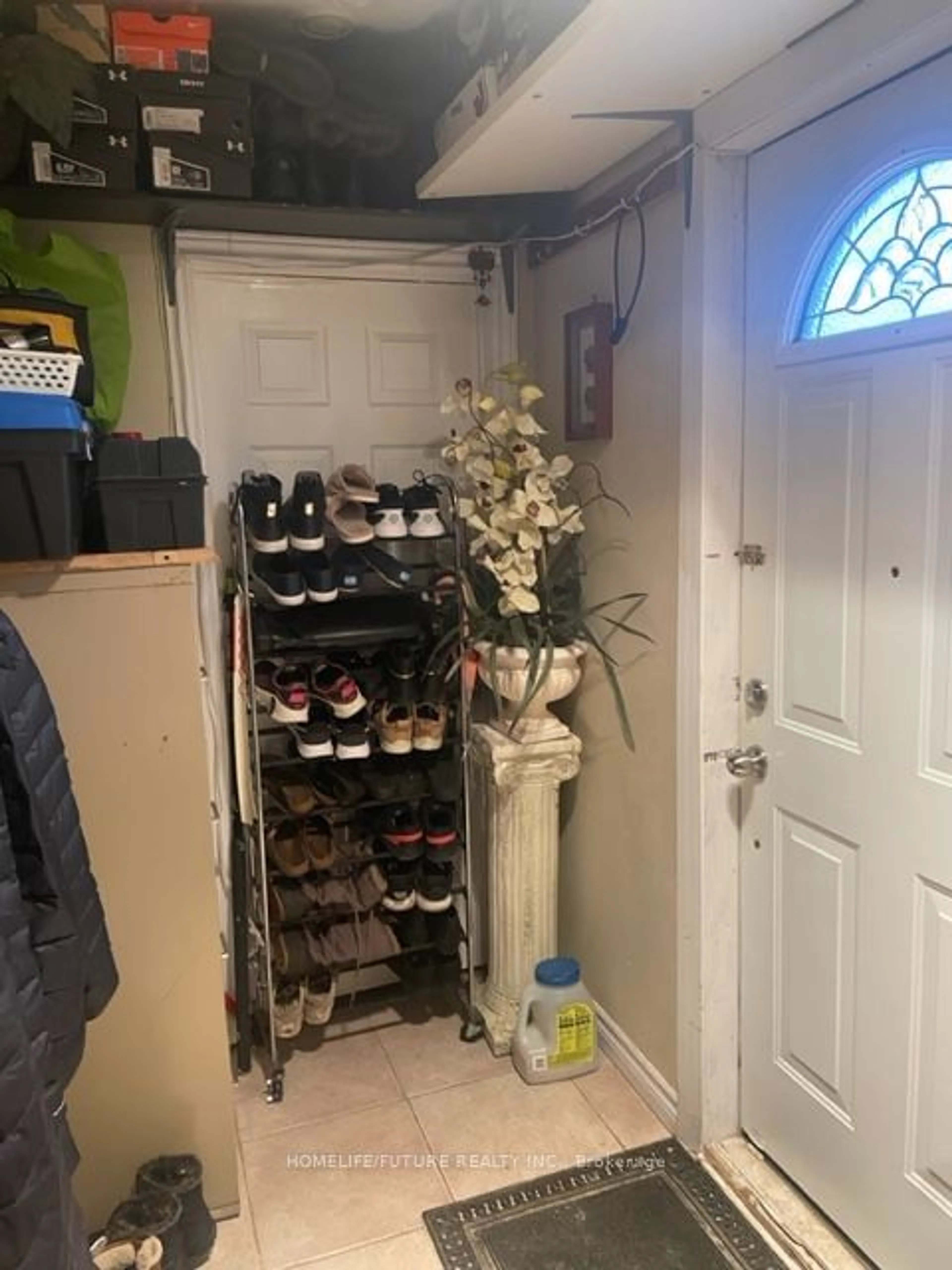 Indoor entryway for 290 Palmer Ave, Richmond Hill Ontario L4C 1P3