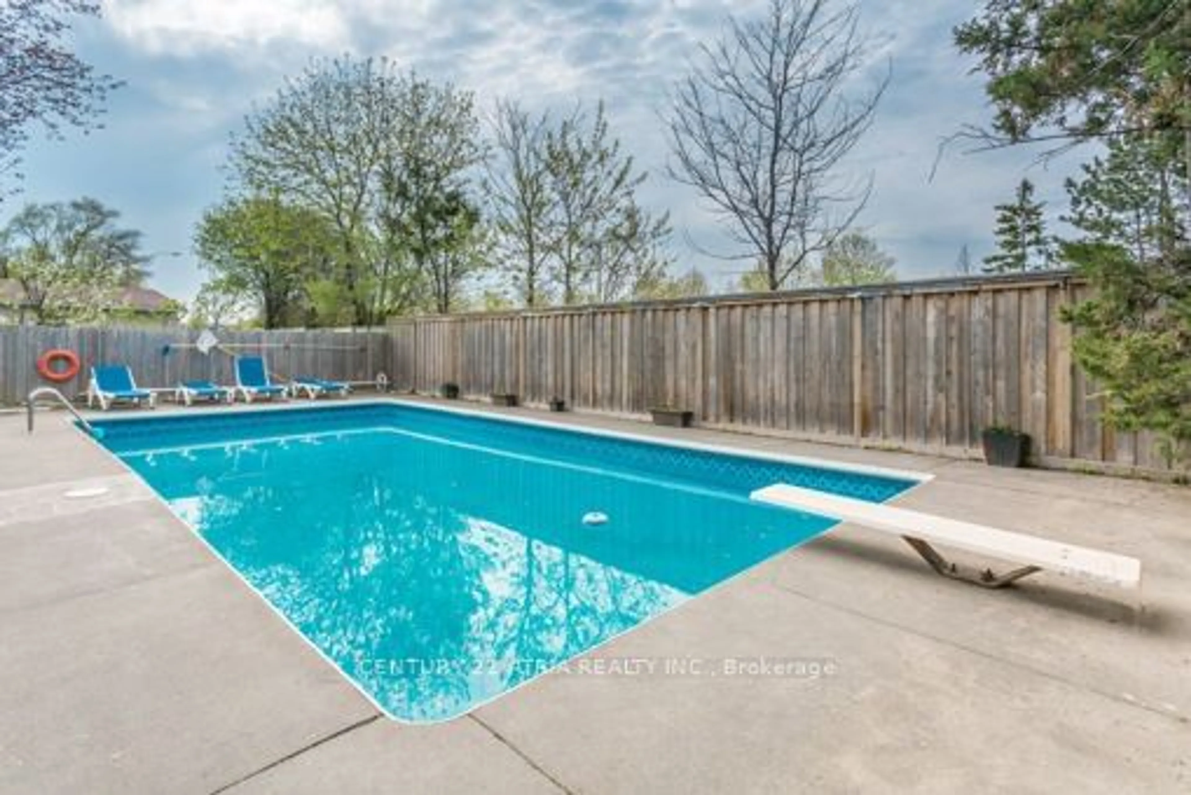 Indoor or outdoor pool for 411 Oceanside Ave, Richmond Hill Ontario L4C 2Z7