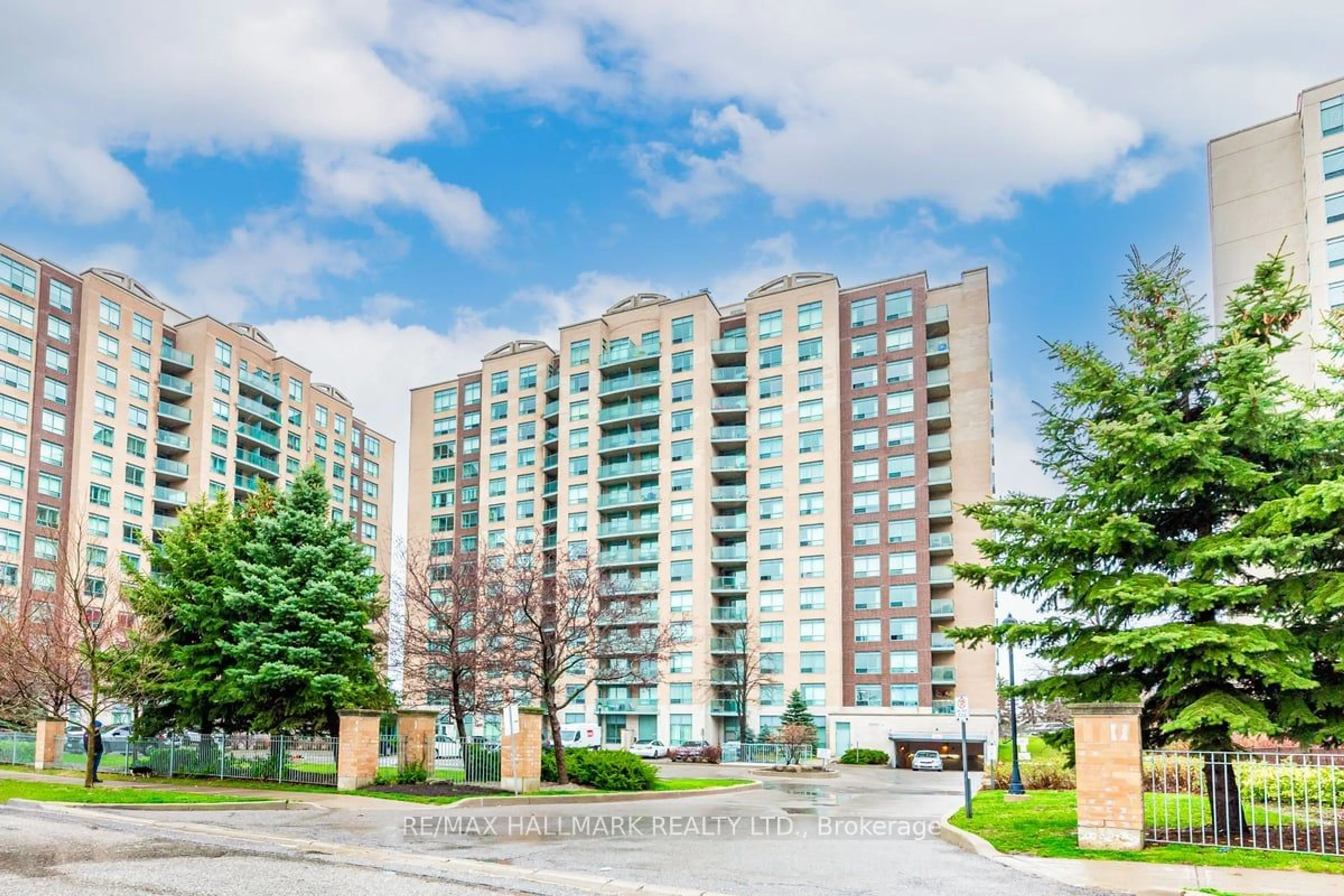 A pic from exterior of the house or condo for 23 Oneida Cres #Ph02, Richmond Hill Ontario L4B 0A2