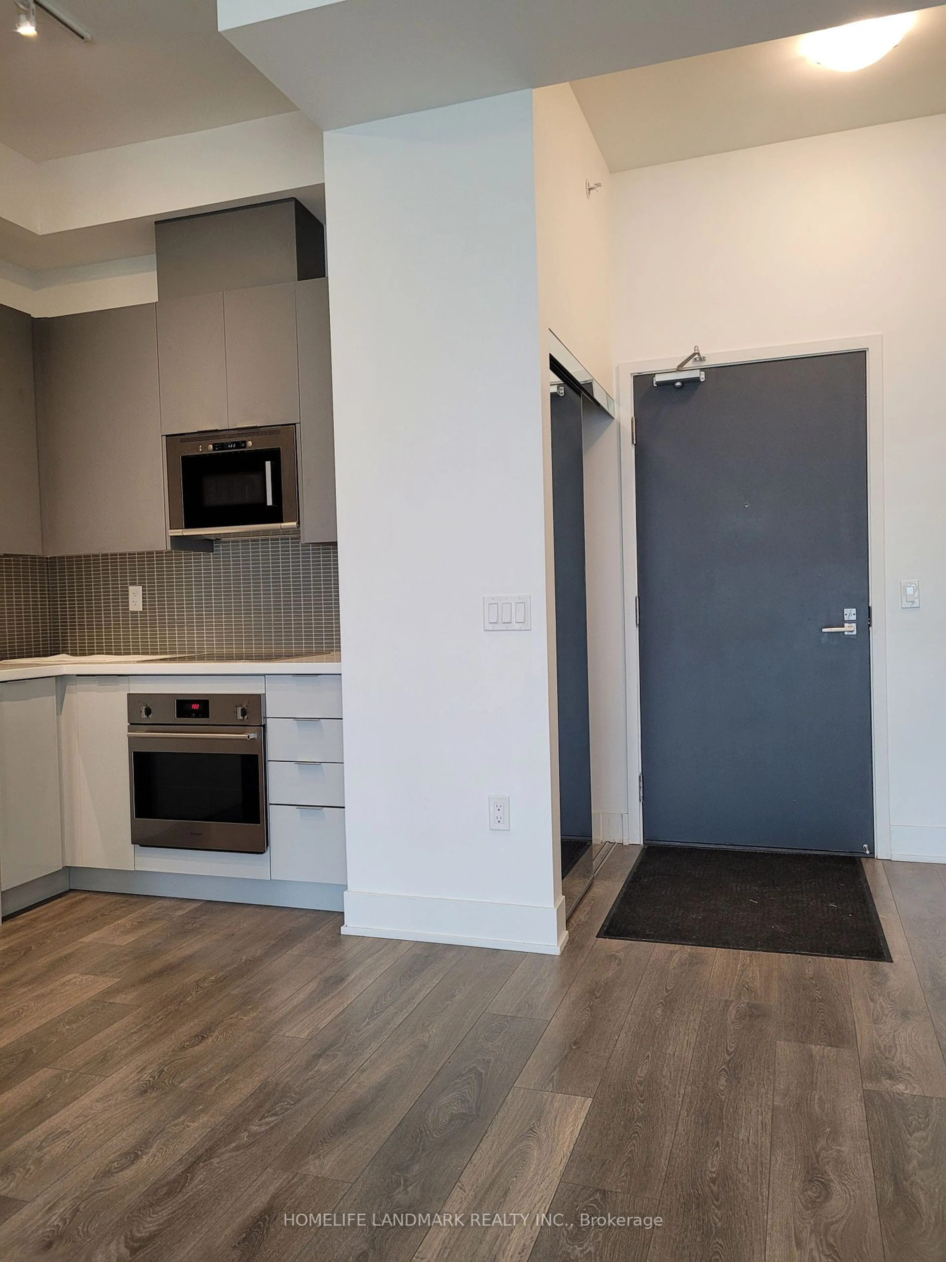 Standard kitchen for 2908 Hwy 7 Rd #504, Vaughan Ontario L4K 0H8