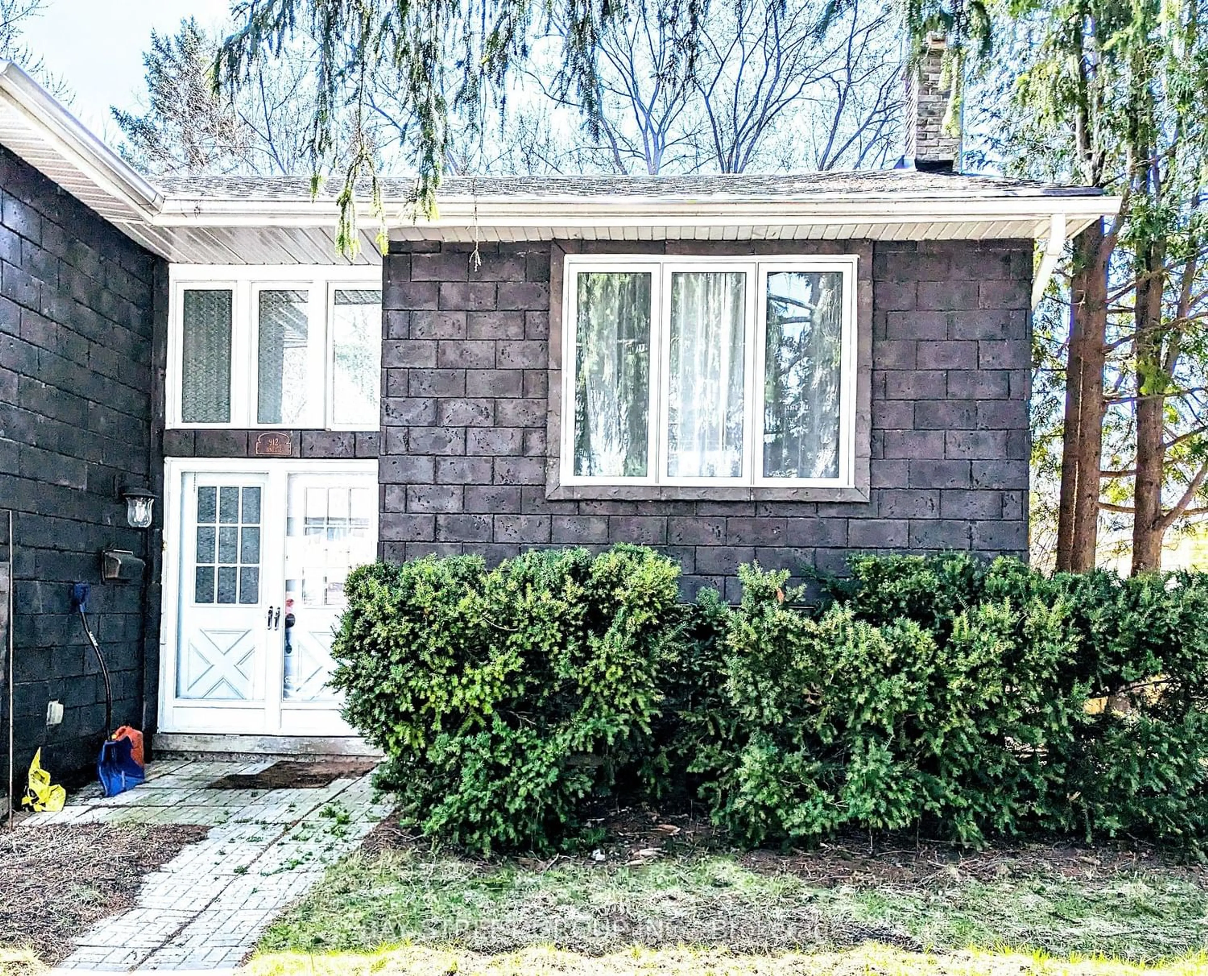 Frontside or backside of a home for 912 Janette St, Newmarket Ontario L3Y 5K2