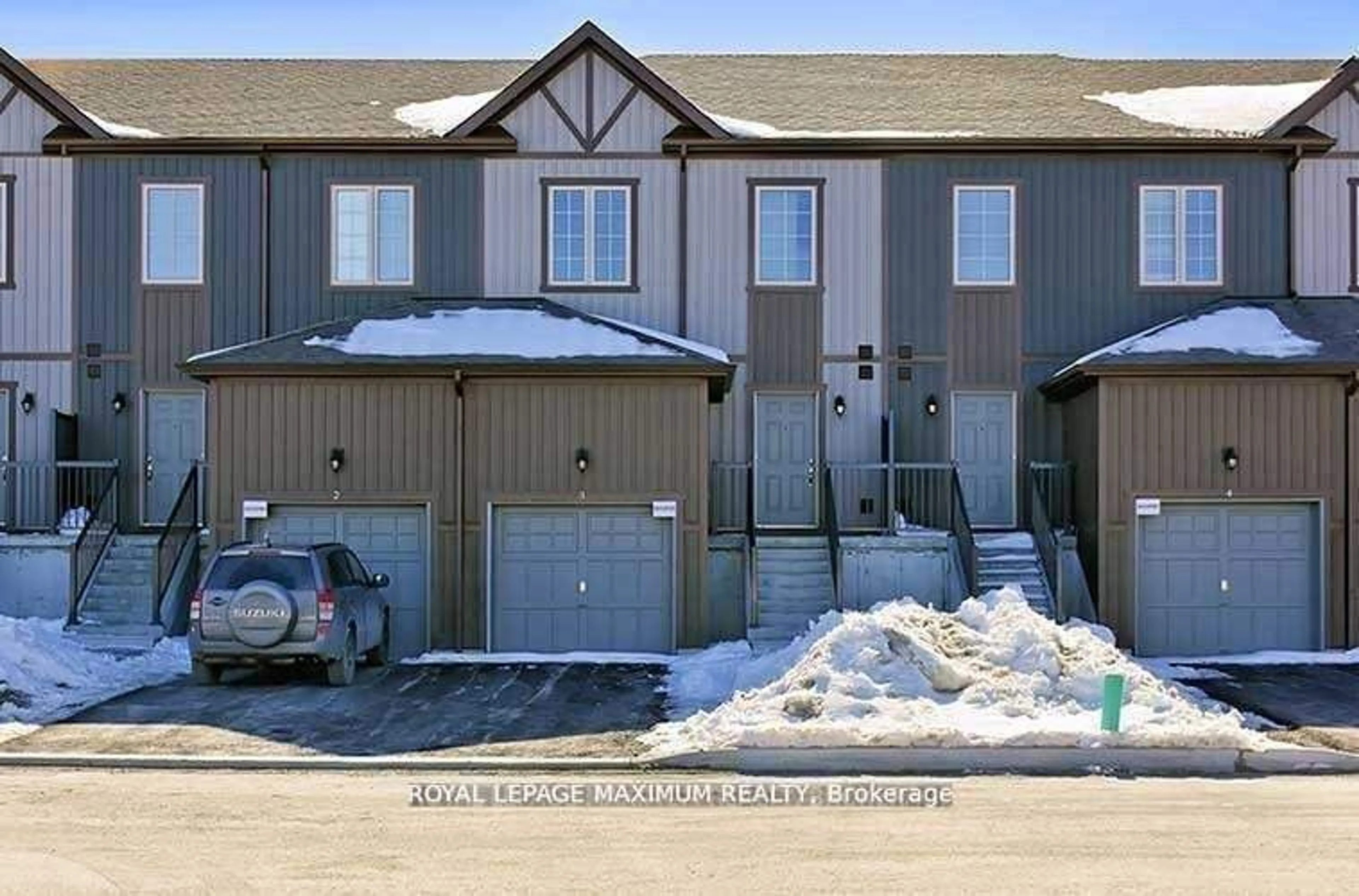 A pic from exterior of the house or condo for 110 Grew Blvd #3, Georgina Ontario L0E 1L0