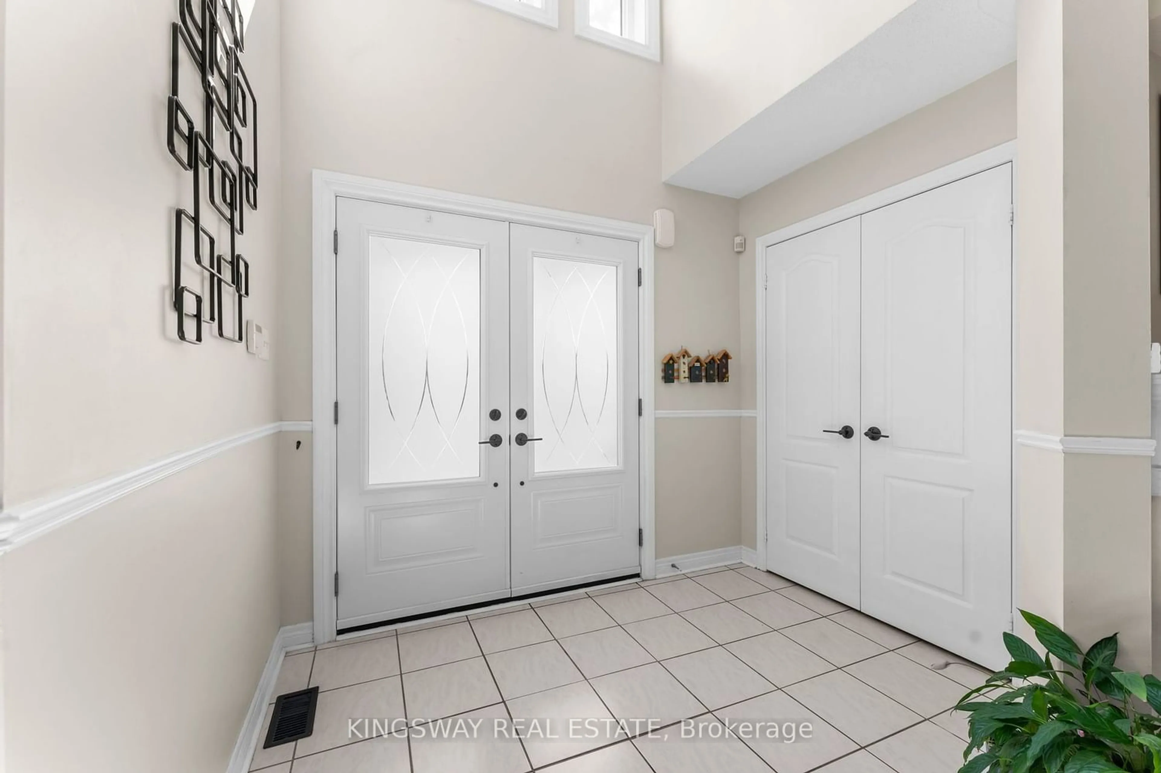 Indoor entryway for 202 Drummond Dr, Vaughan Ontario L6A 3E2