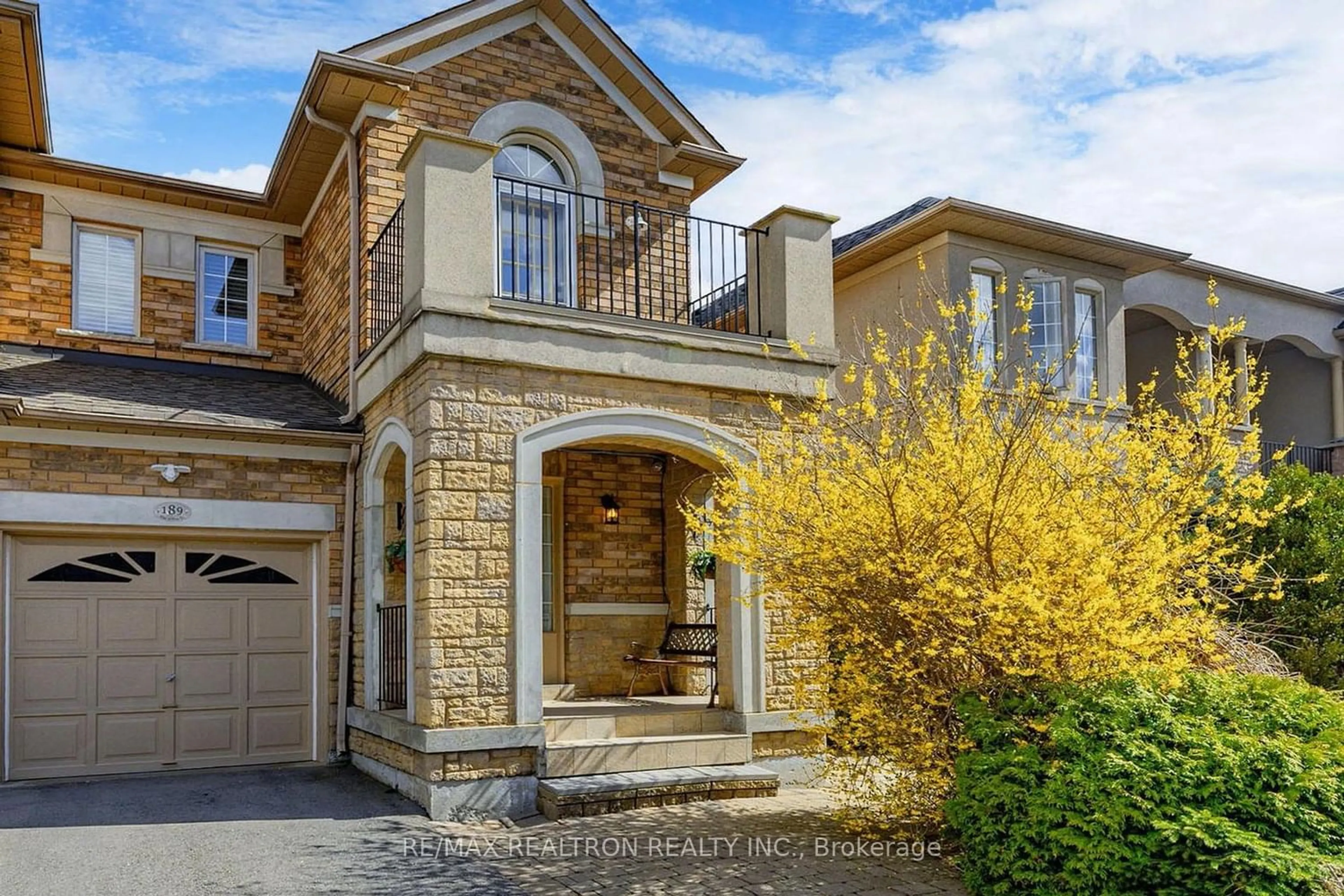 Home with brick exterior material for 189 Blue Willow Dr, Vaughan Ontario L4L 9H3