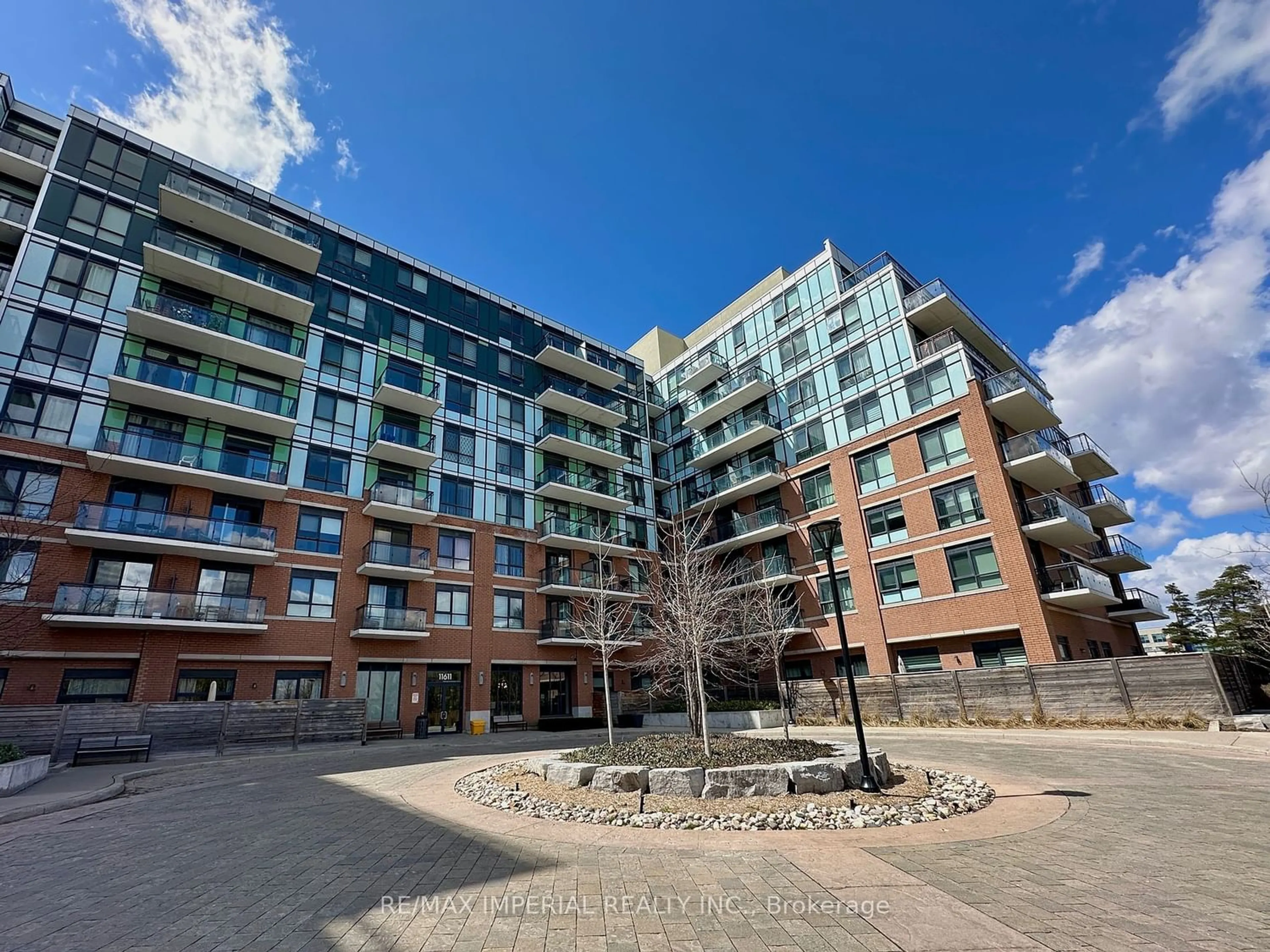 A pic from exterior of the house or condo for 11611 Yonge St #523, Richmond Hill Ontario L4E 3N8
