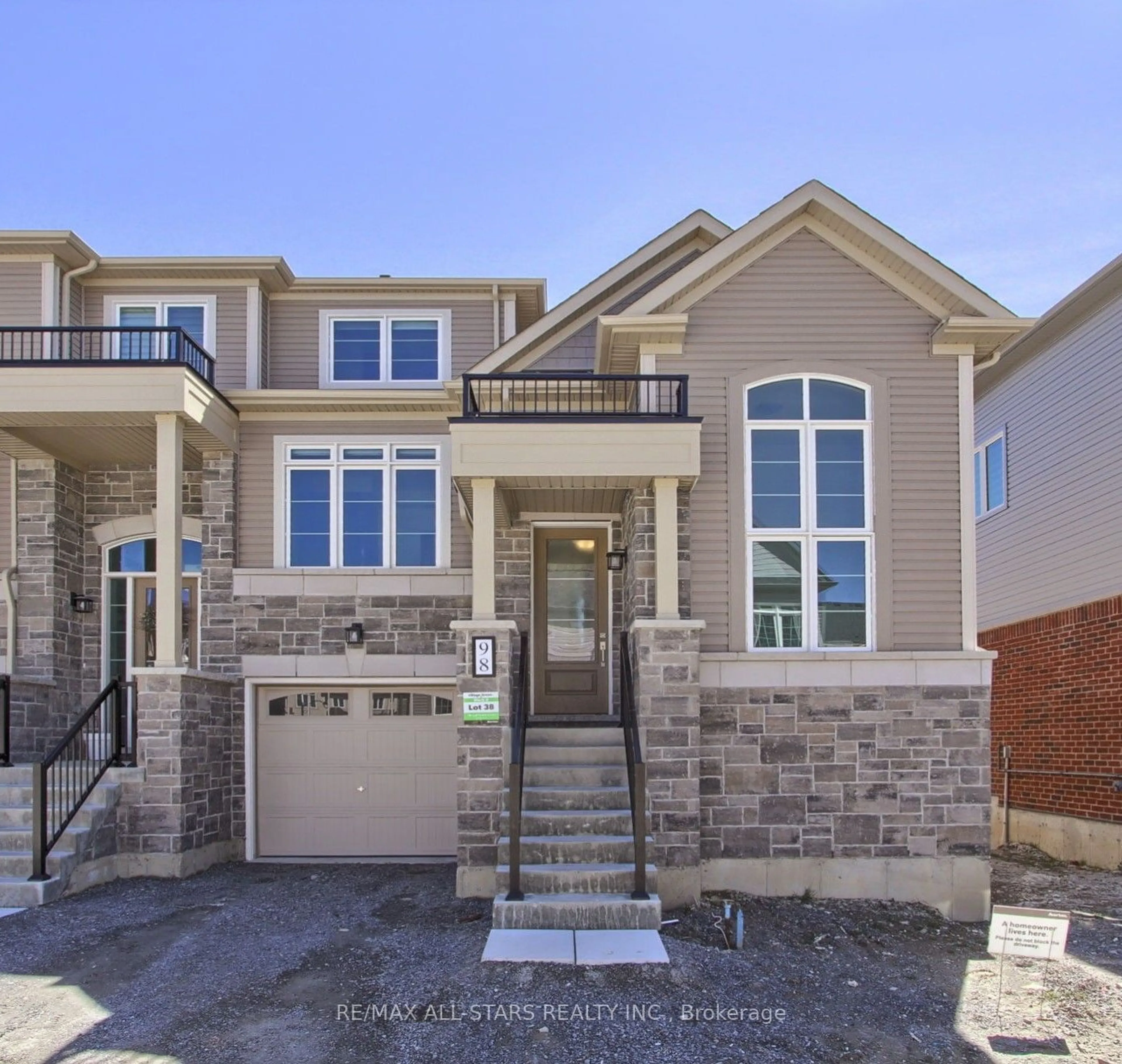 Home with brick exterior material for 98 Lyall Stokes Circ, East Gwillimbury Ontario L0G 1M0