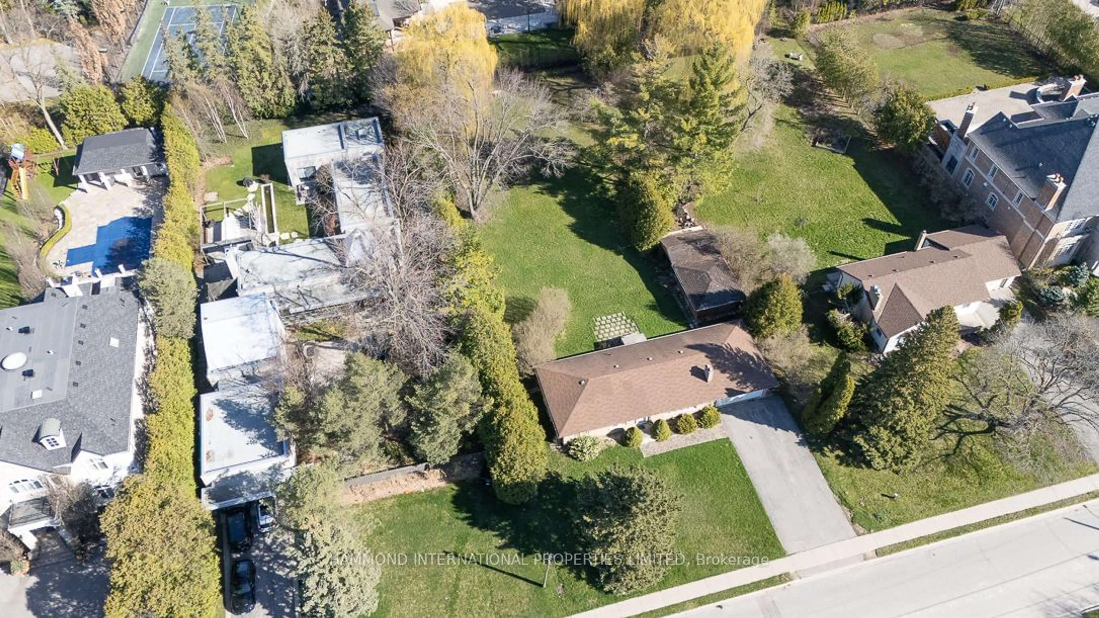 Frontside or backside of a home for 90 Westwood Lane, Richmond Hill Ontario L4C 6Y2