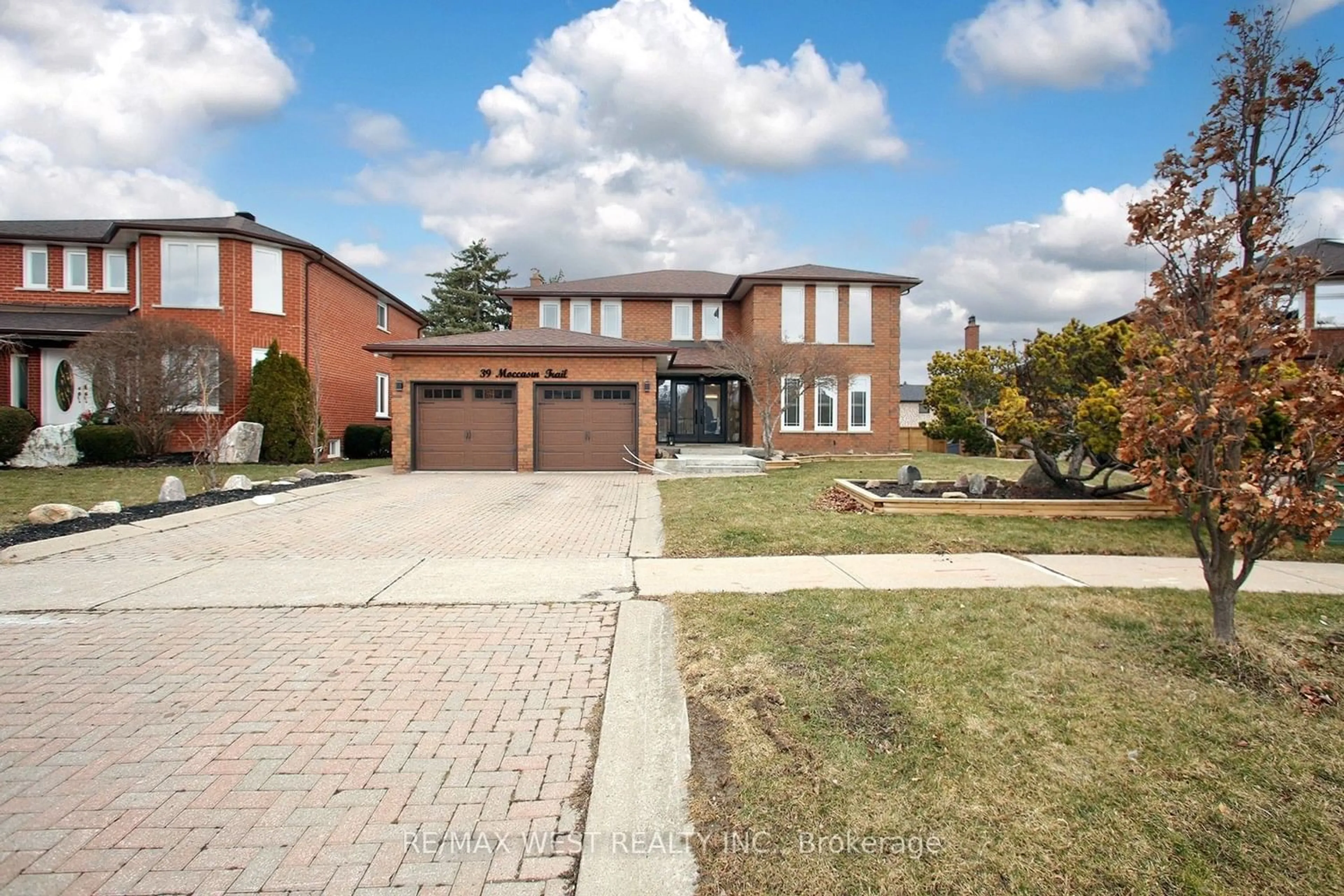 Home with brick exterior material for 39 Moccasin Tr, Vaughan Ontario L4L 7B6