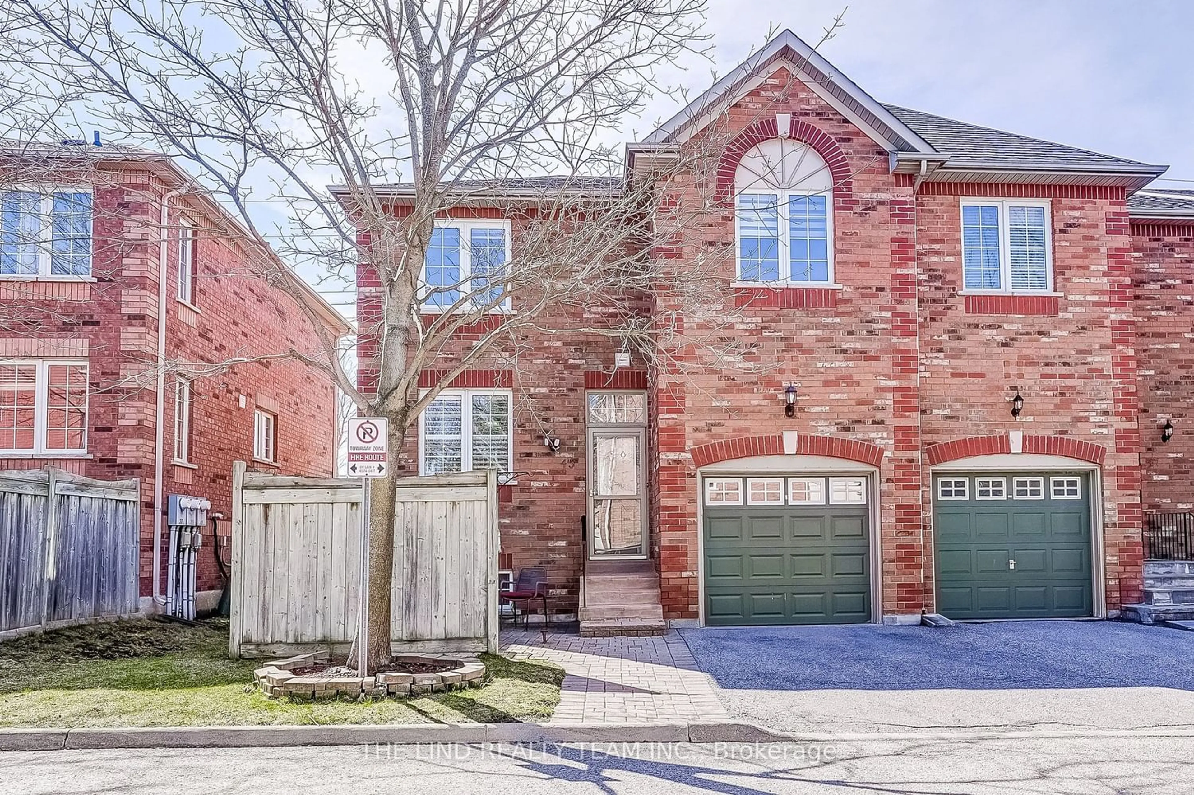 Home with brick exterior material for 45 Sandlewood Crt, Aurora Ontario L4G 7N2