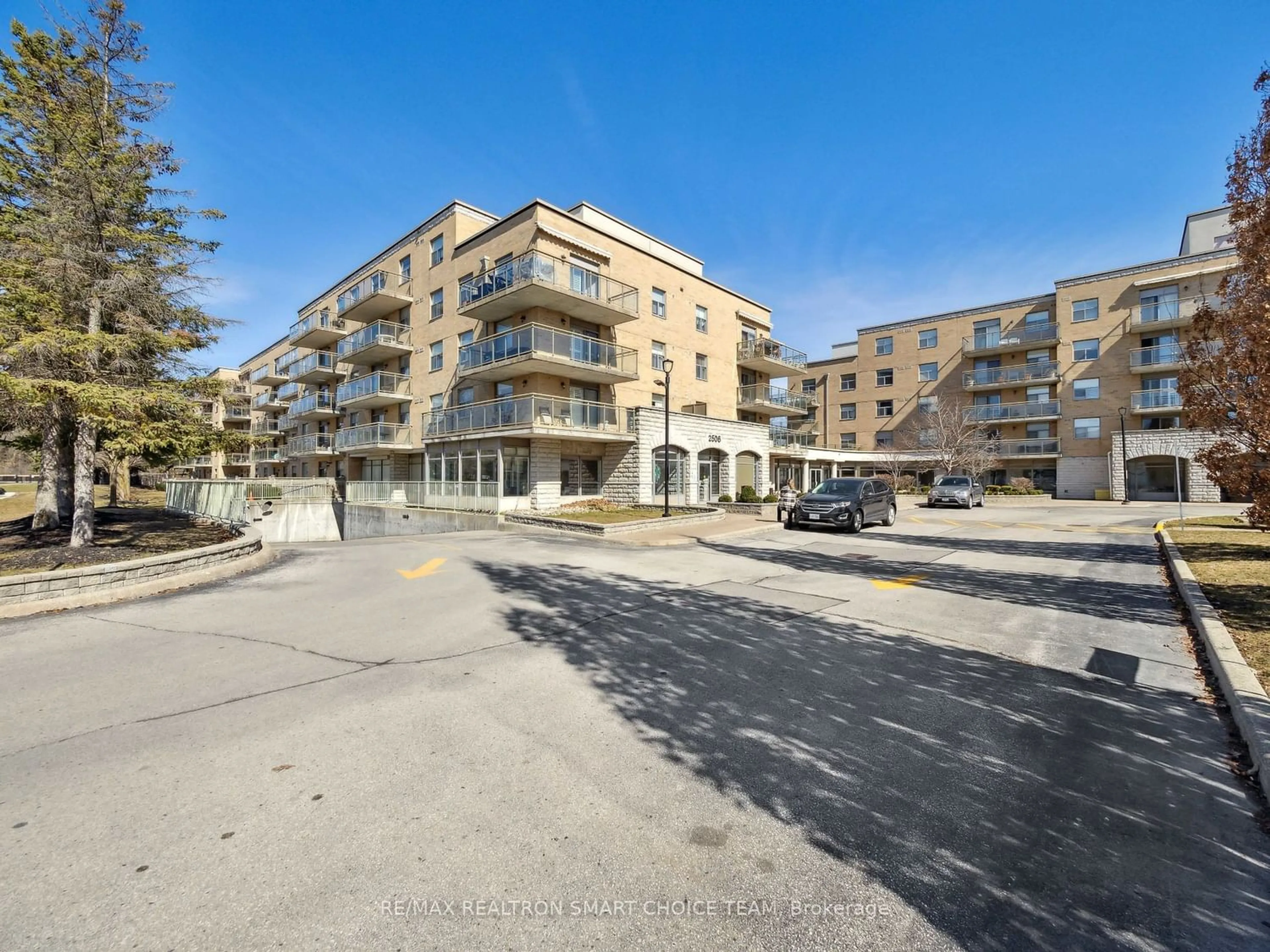 A pic from exterior of the house or condo for 2506 Rutherford Rd #319, Vaughan Ontario L5K 5N4