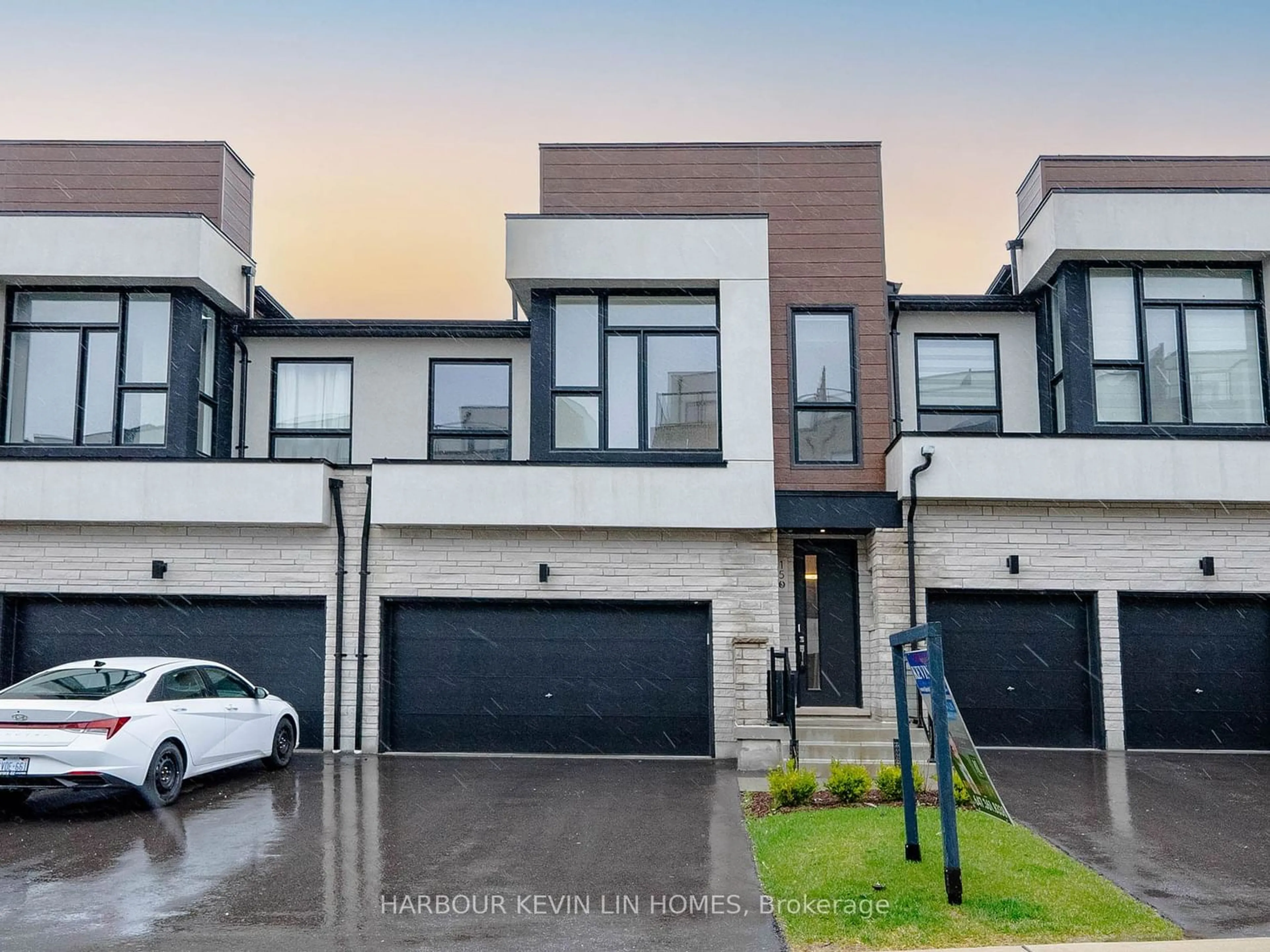 A pic from exterior of the house or condo for 15 Knollview Lane, Richmond Hill Ontario L4E 1H7