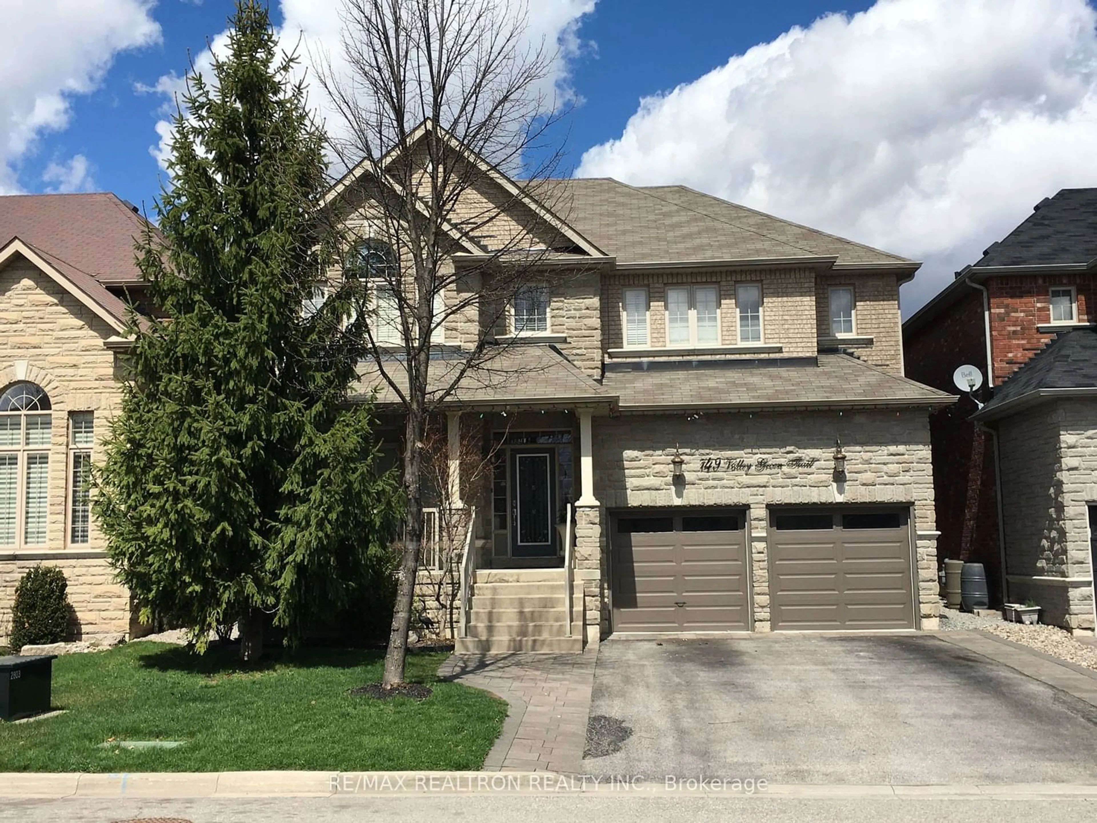 Frontside or backside of a home for 749 Valley Green Tr, Newmarket Ontario L3X 2V7