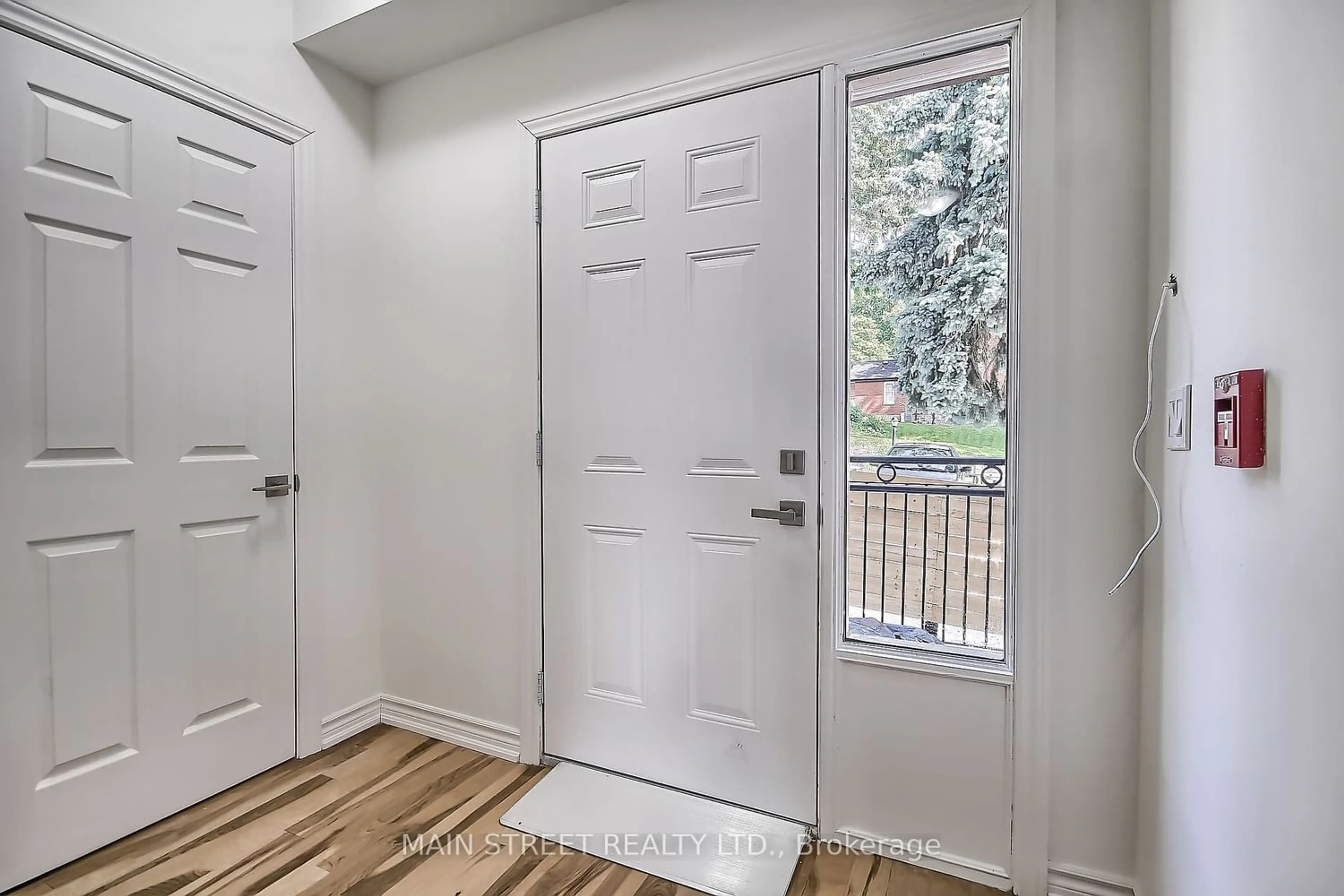 Indoor entryway for 128 Barrie St #101, Bradford West Gwillimbury Ontario L3Z 1L1