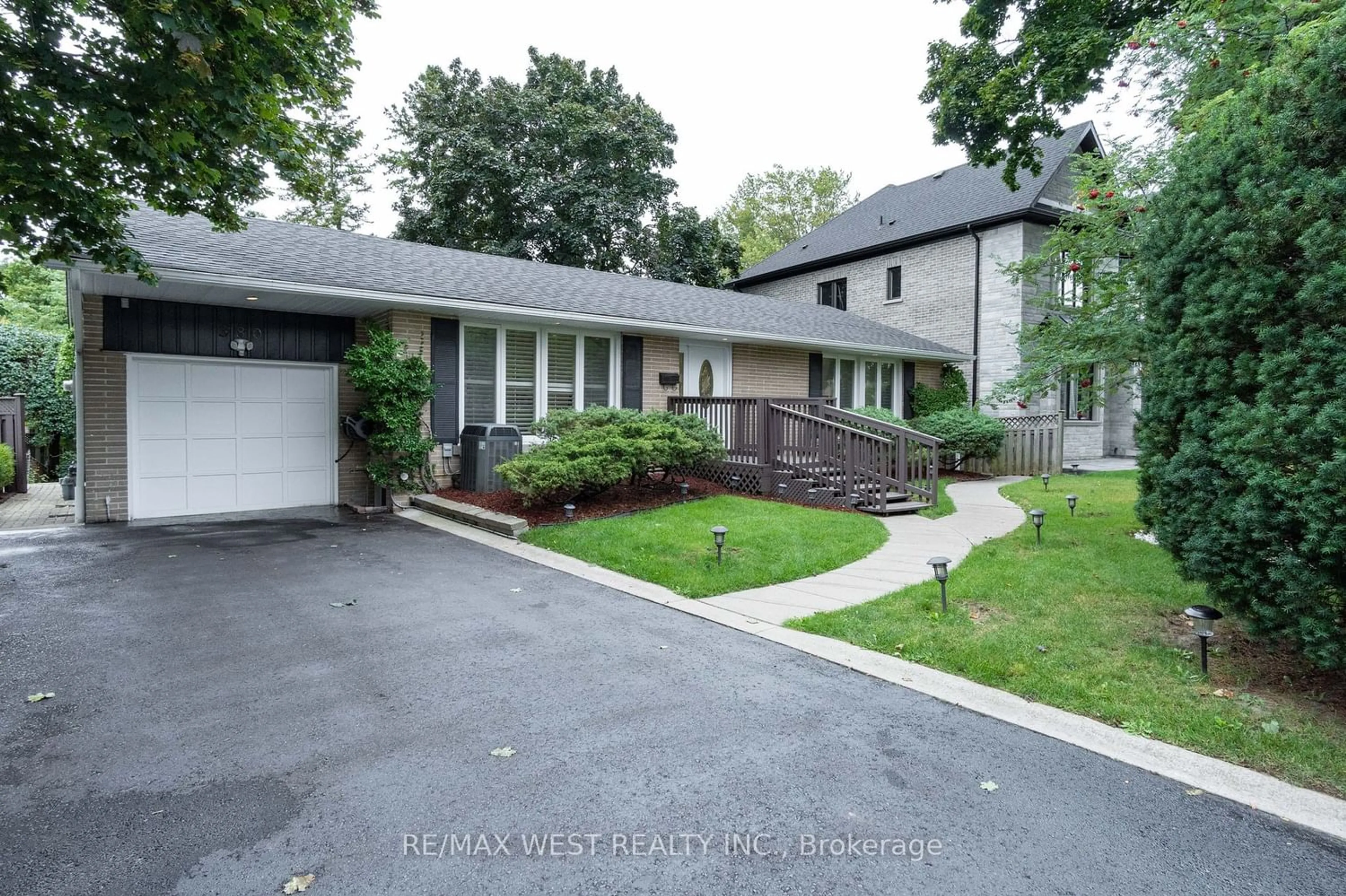 Frontside or backside of a home for 380 Tareyton Rd, Richmond Hill Ontario L4C 3X7