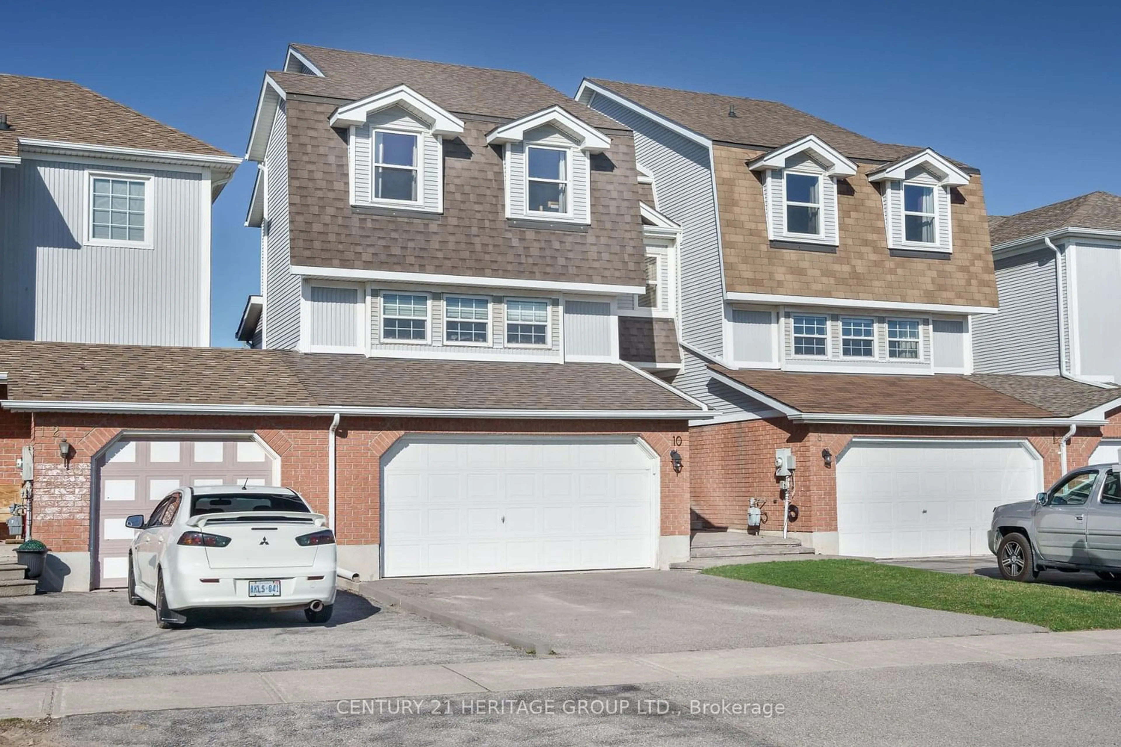 A pic from exterior of the house or condo for 10 Wrendale Cres, Georgina Ontario L4P 4C4