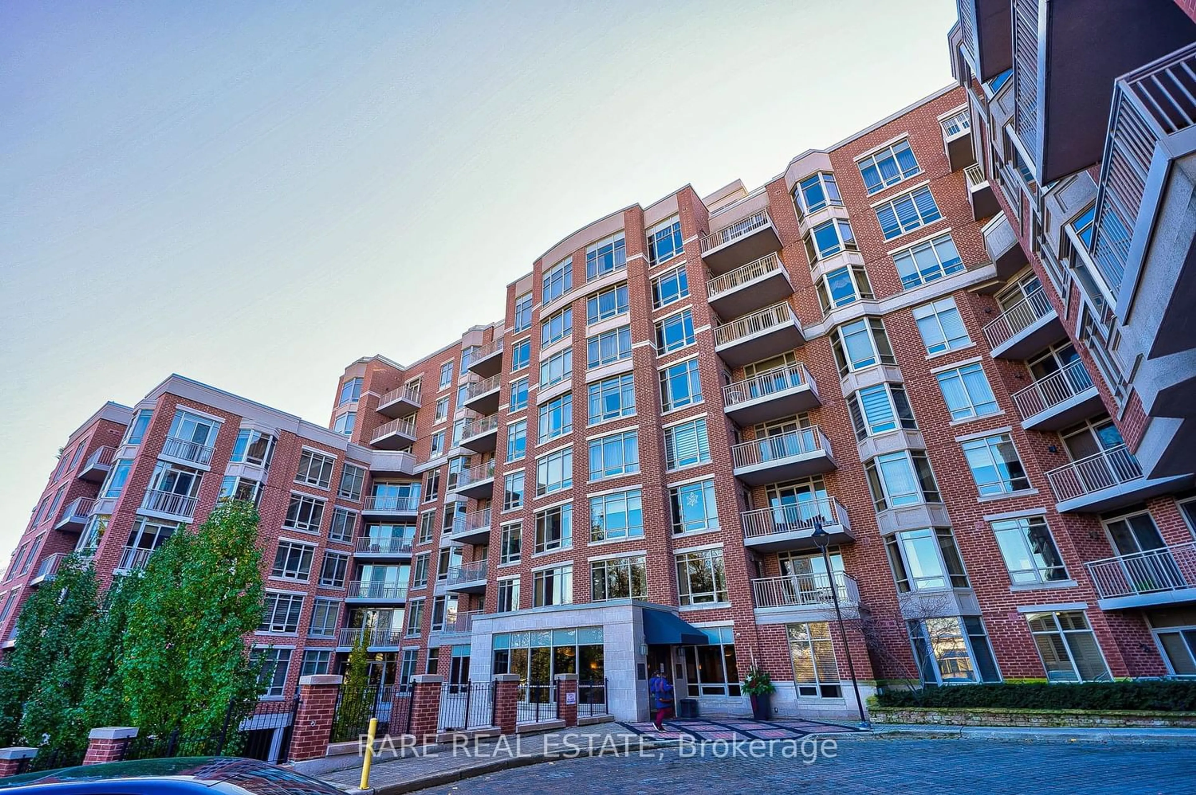 A pic from exterior of the house or condo for 10101 Yonge St #320, Richmond Hill Ontario L4C 0V6
