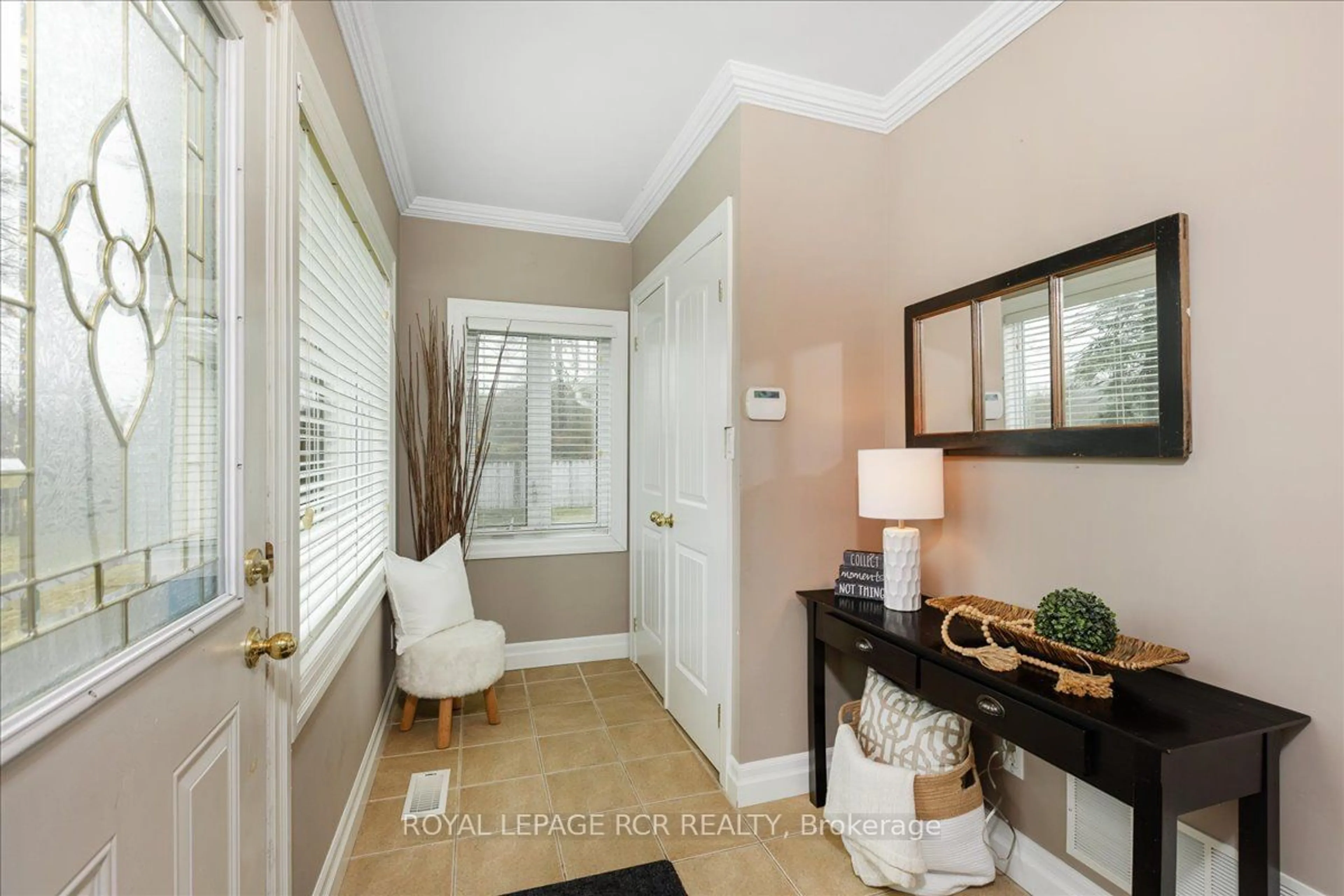 Indoor entryway for 19214 Holland Landing Rd, East Gwillimbury Ontario L9N 1M8