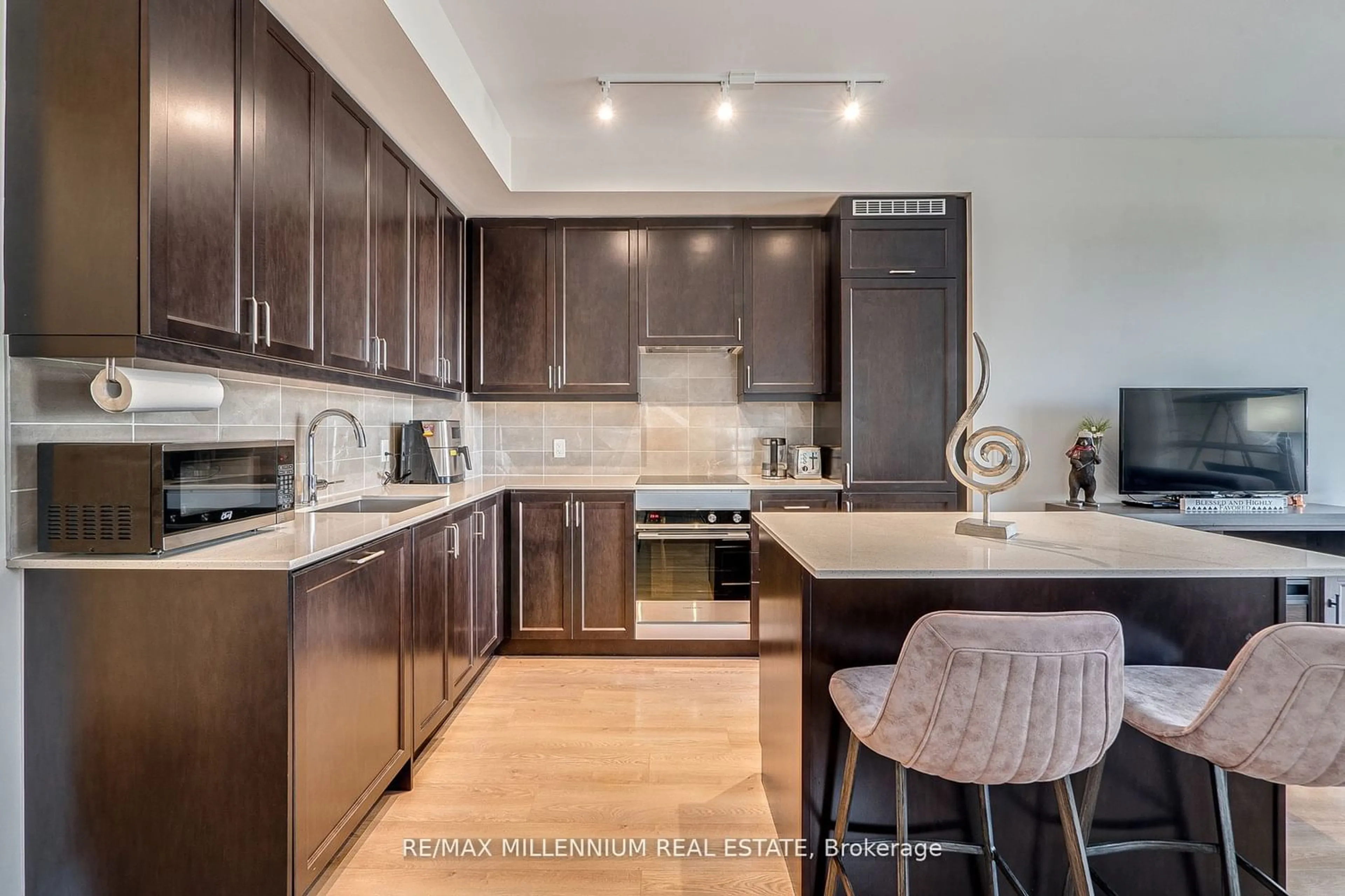 Contemporary kitchen for 9075 Jane St #421, Vaughan Ontario L4K 2M9