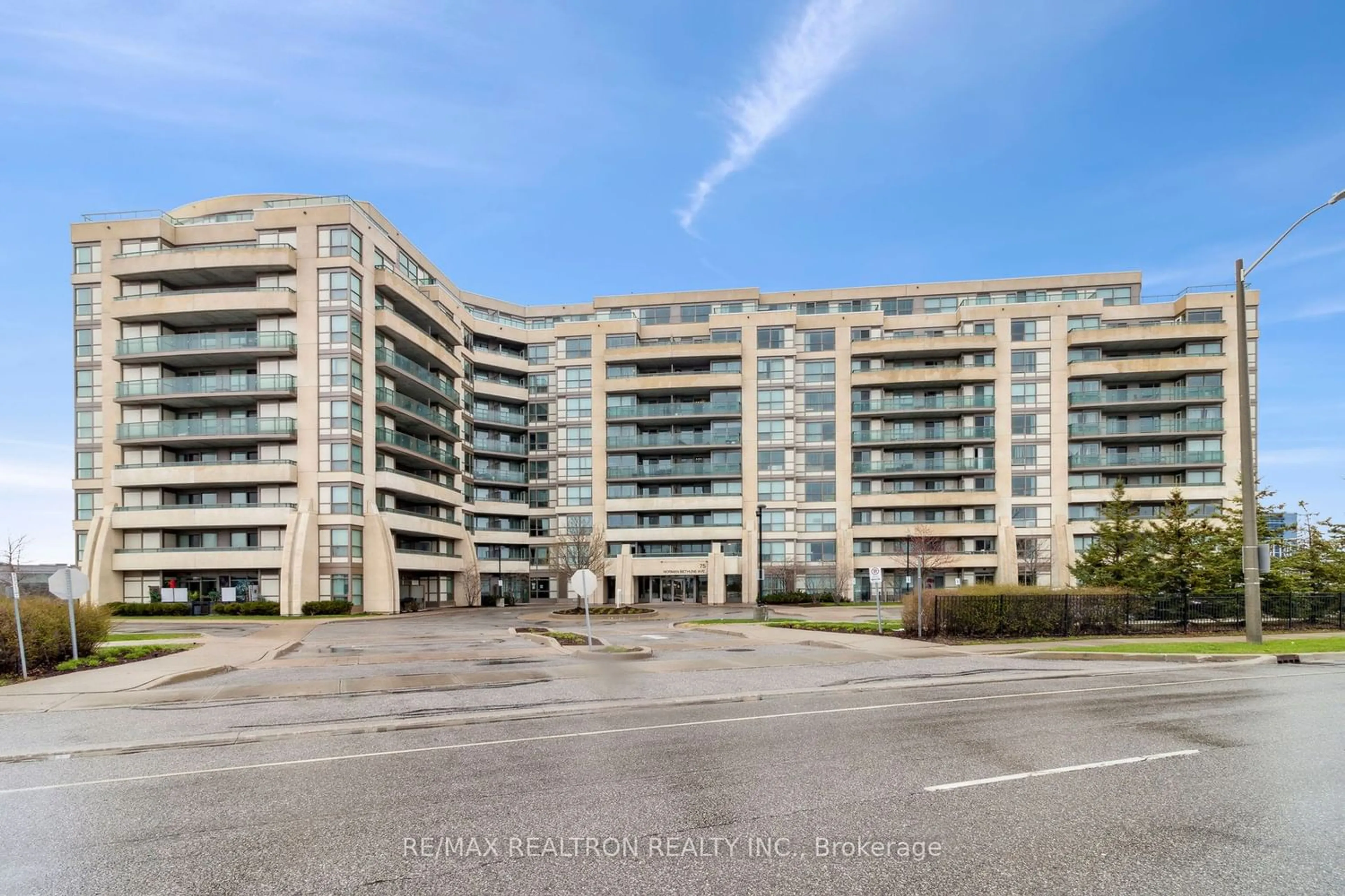 A pic from exterior of the house or condo for 75 Norman Bethune Ave #916, Richmond Hill Ontario L4B 0C3