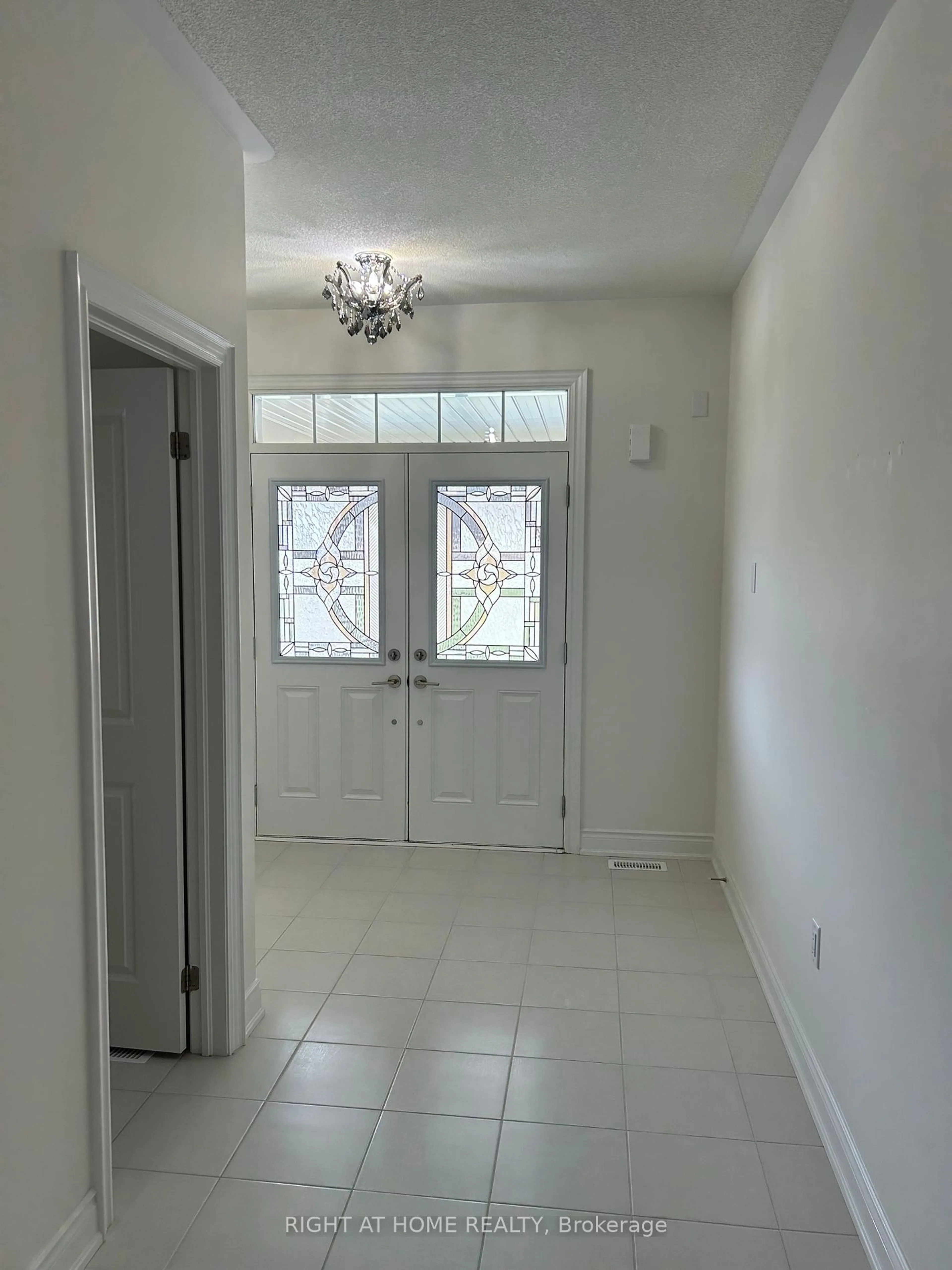 Indoor entryway for 59 Terrain Crt, East Gwillimbury Ontario L9N 0T2