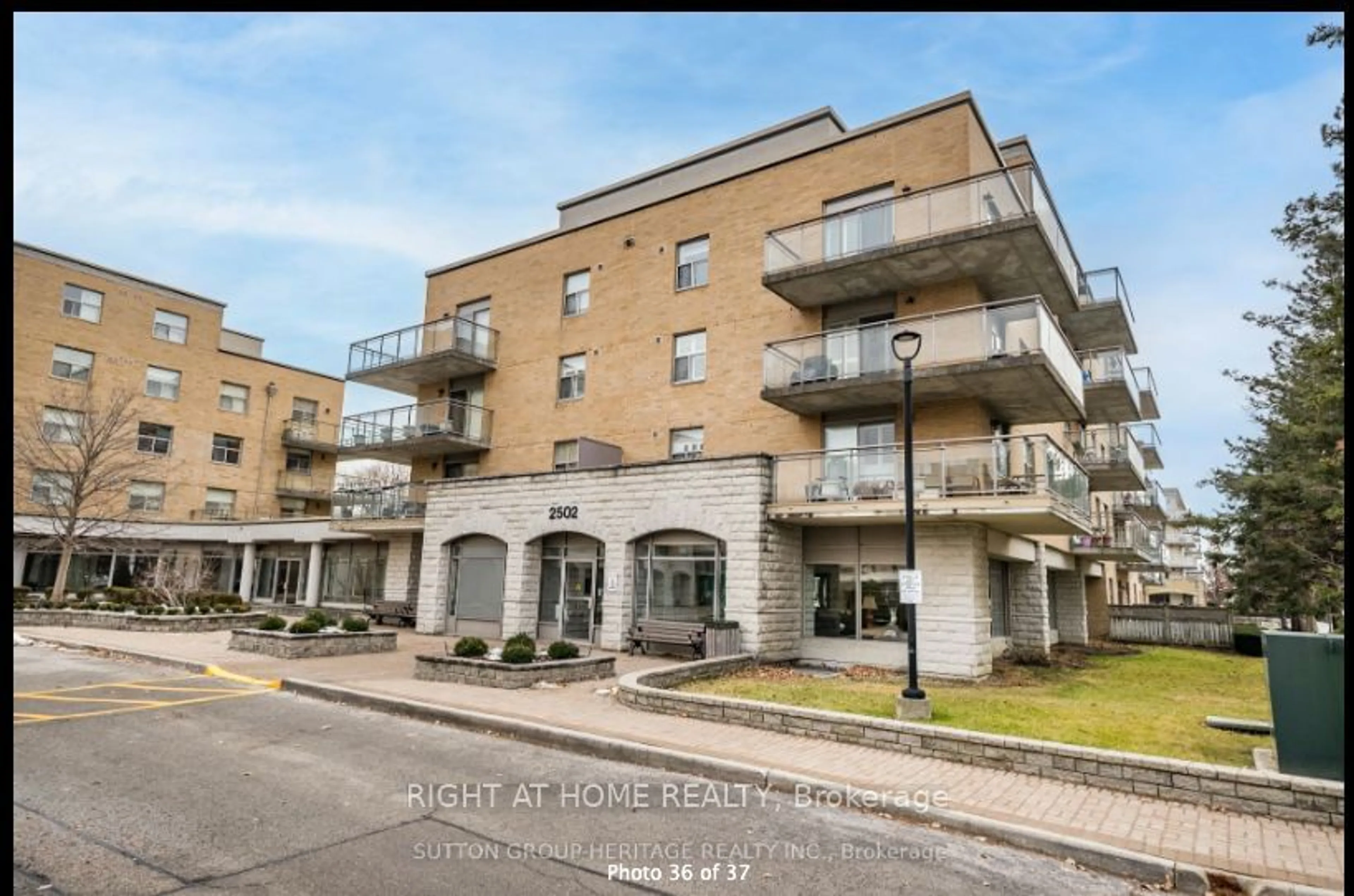 A pic from exterior of the house or condo for 2502 Rutherford Rd #409, Vaughan Ontario L4K 5N6