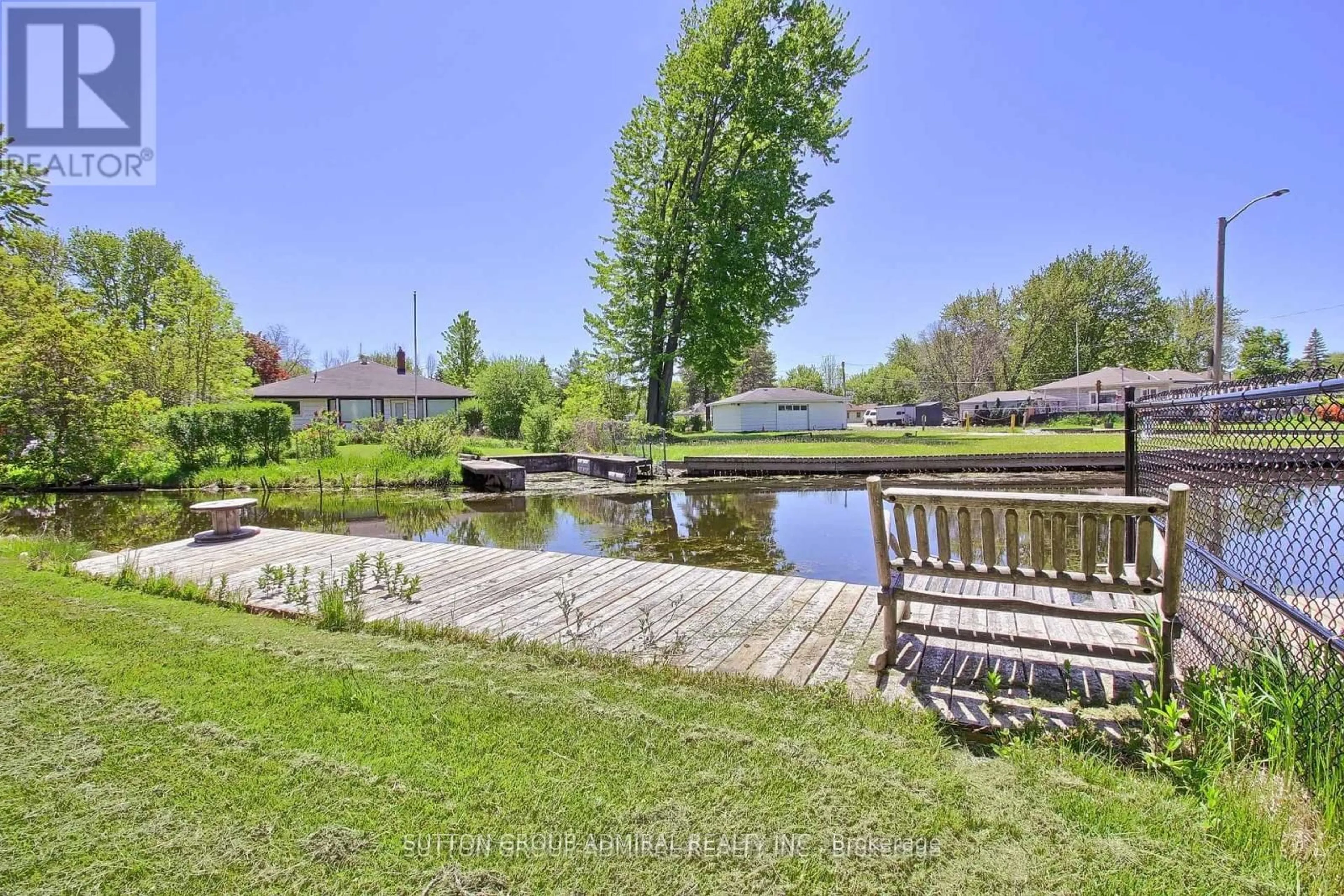 Fenced yard for 40 Isle Vista Dr, Georgina Ontario L0E 1N0