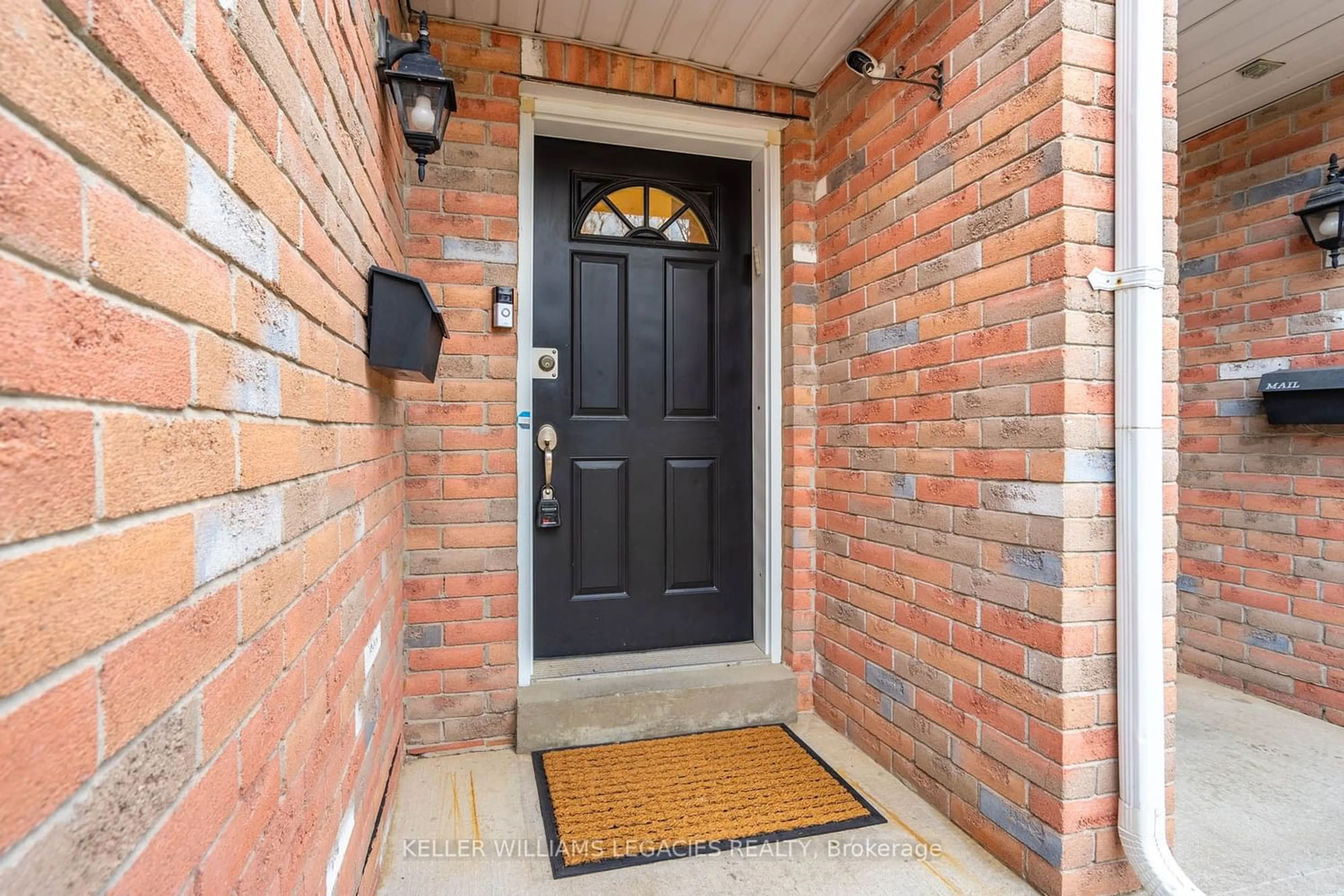 Indoor entryway for 51 Northern Heights Dr #21B, Richmond Hill Ontario L4B 4C9