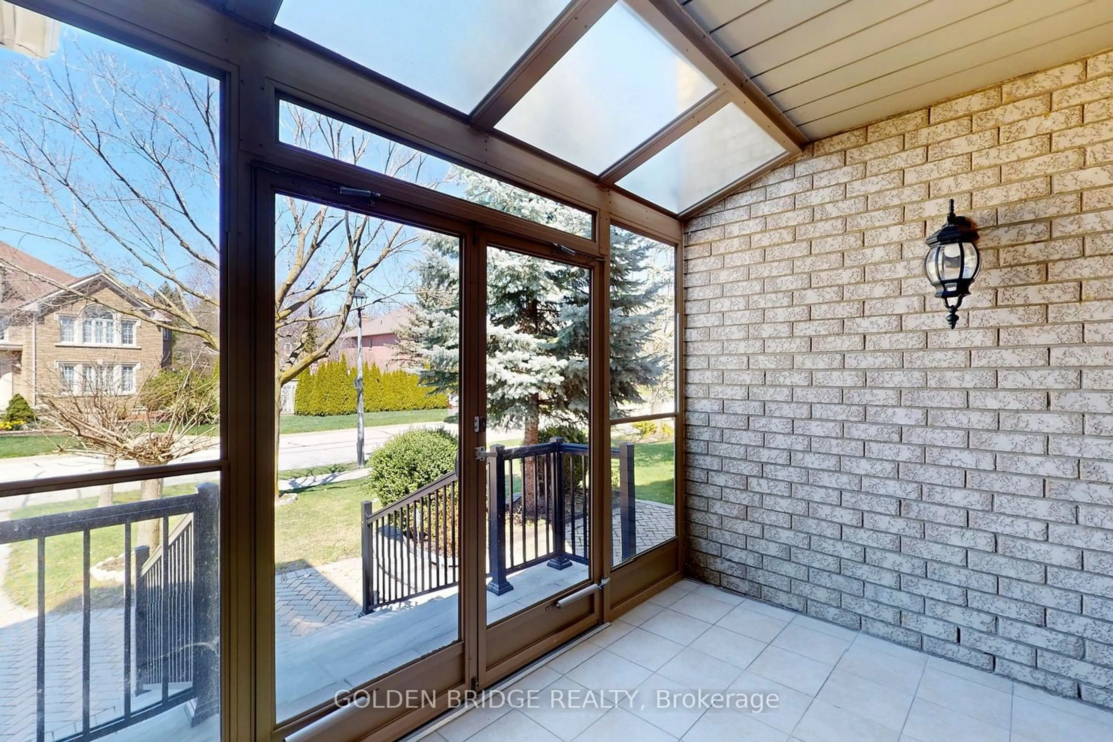 Indoor entryway for 570 Lyman Blvd, Newmarket Ontario L3X 1V9