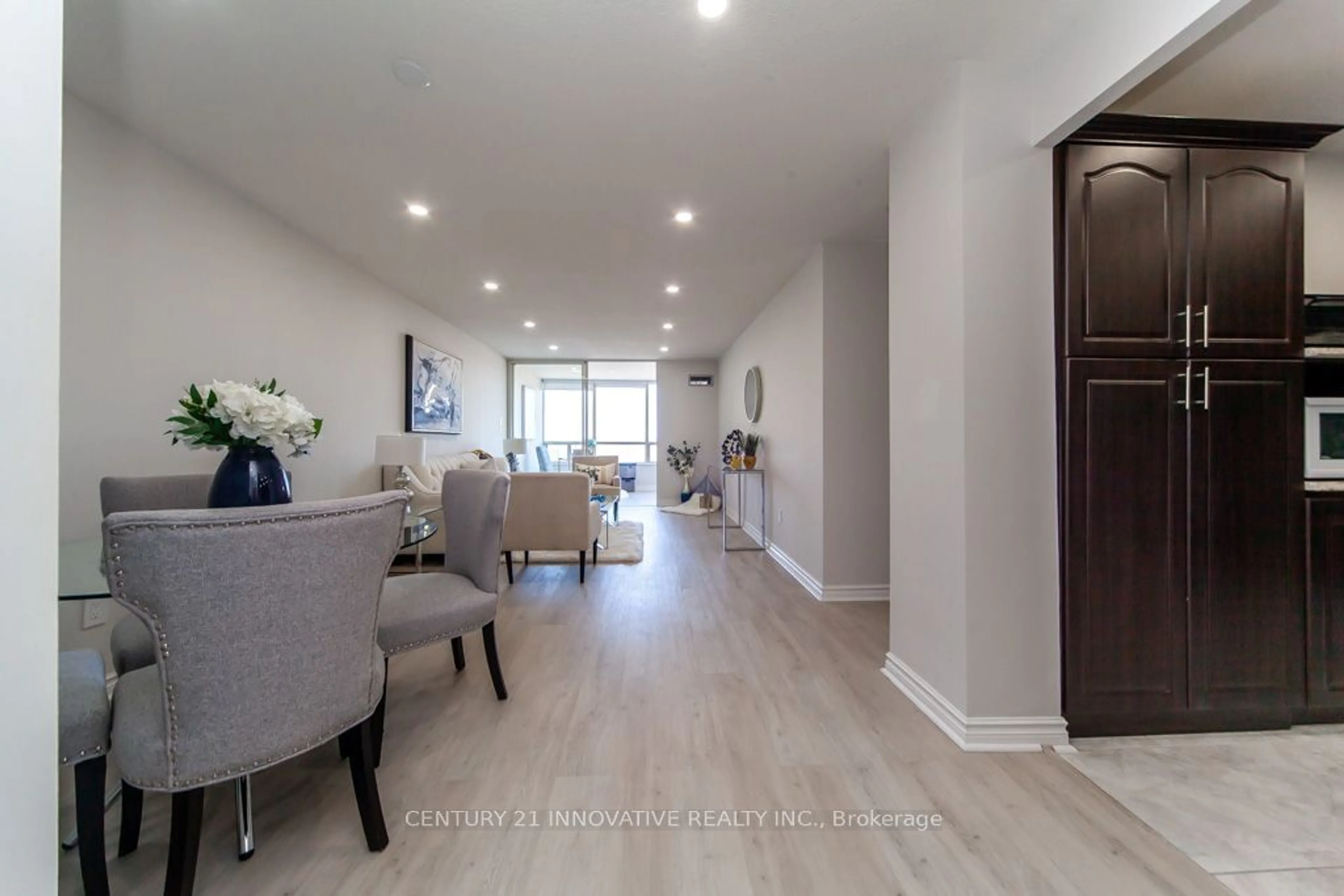 Indoor entryway for 8501 Bayview Ave #1406, Richmond Hill Ontario L4B 3J7