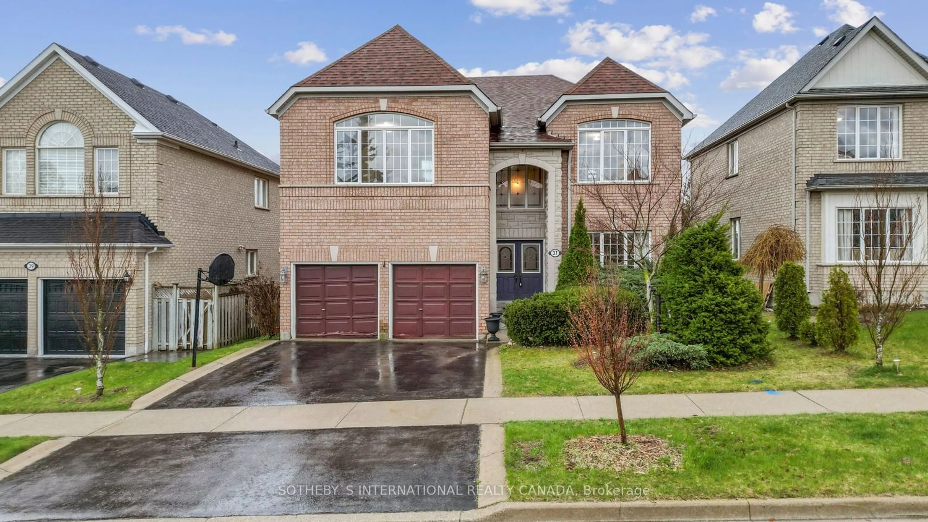 Frontside or backside of a home for 37 Green Meadow Cres, Richmond Hill Ontario L4E 3A9