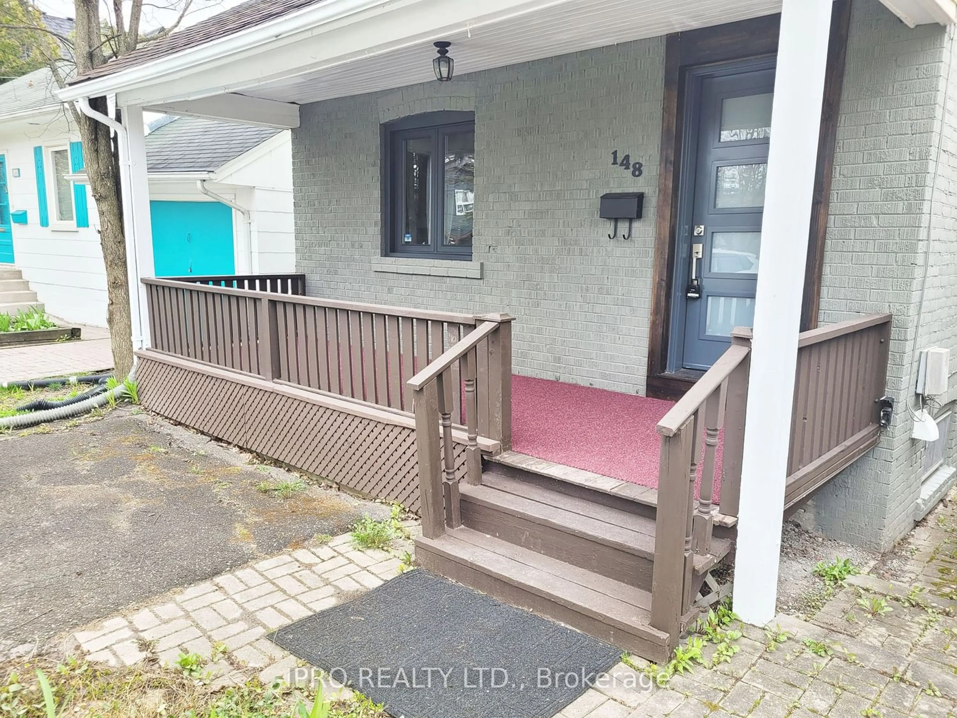 Outside view for 148 Richmond St, Richmond Hill Ontario L4C 3Y4