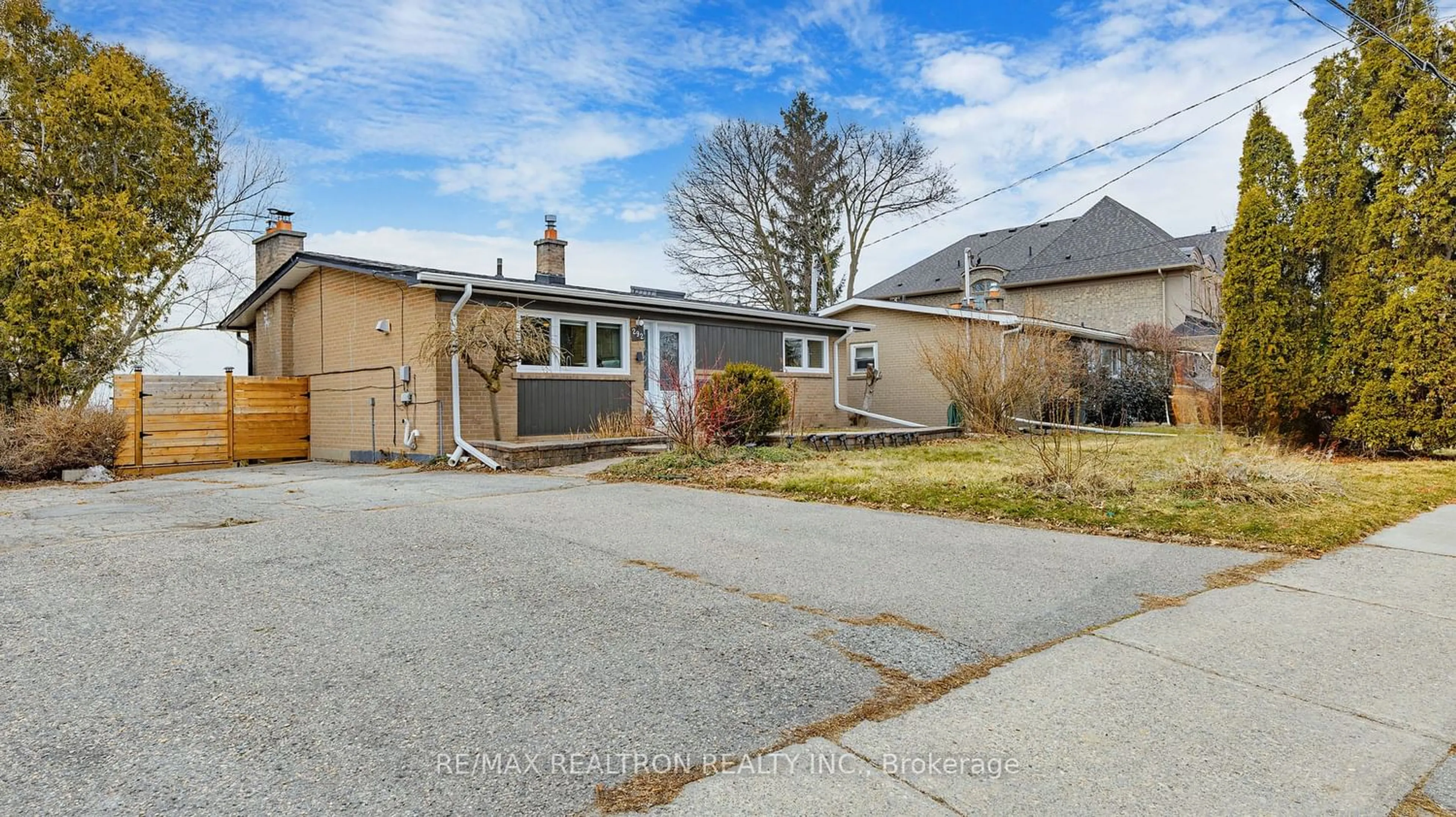 Frontside or backside of a home for 292 Essex Ave, Richmond Hill Ontario L4C 2C2
