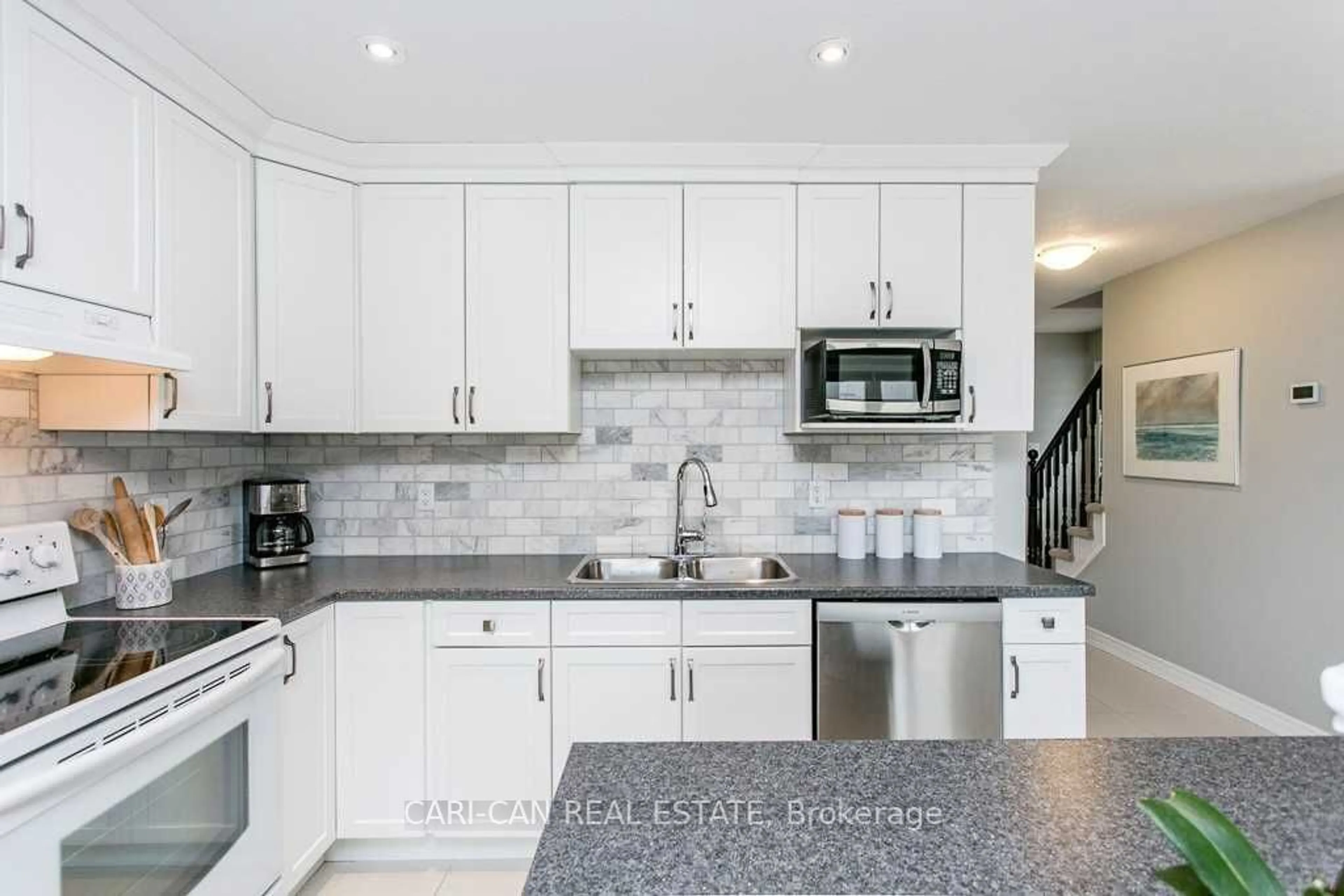 Contemporary kitchen for 187 Hutchinson Dr, New Tecumseth Ontario L9R 0P6