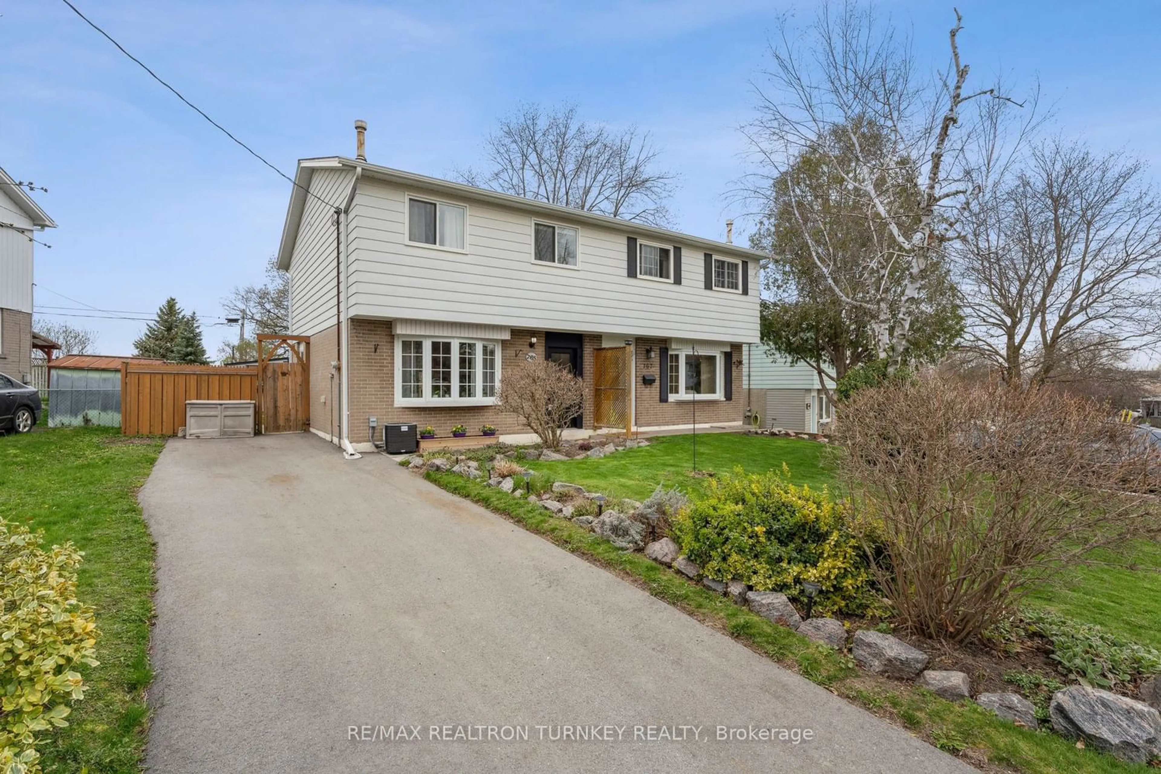Frontside or backside of a home for 765 Sunnypoint Dr, Newmarket Ontario L3Y 2Z7