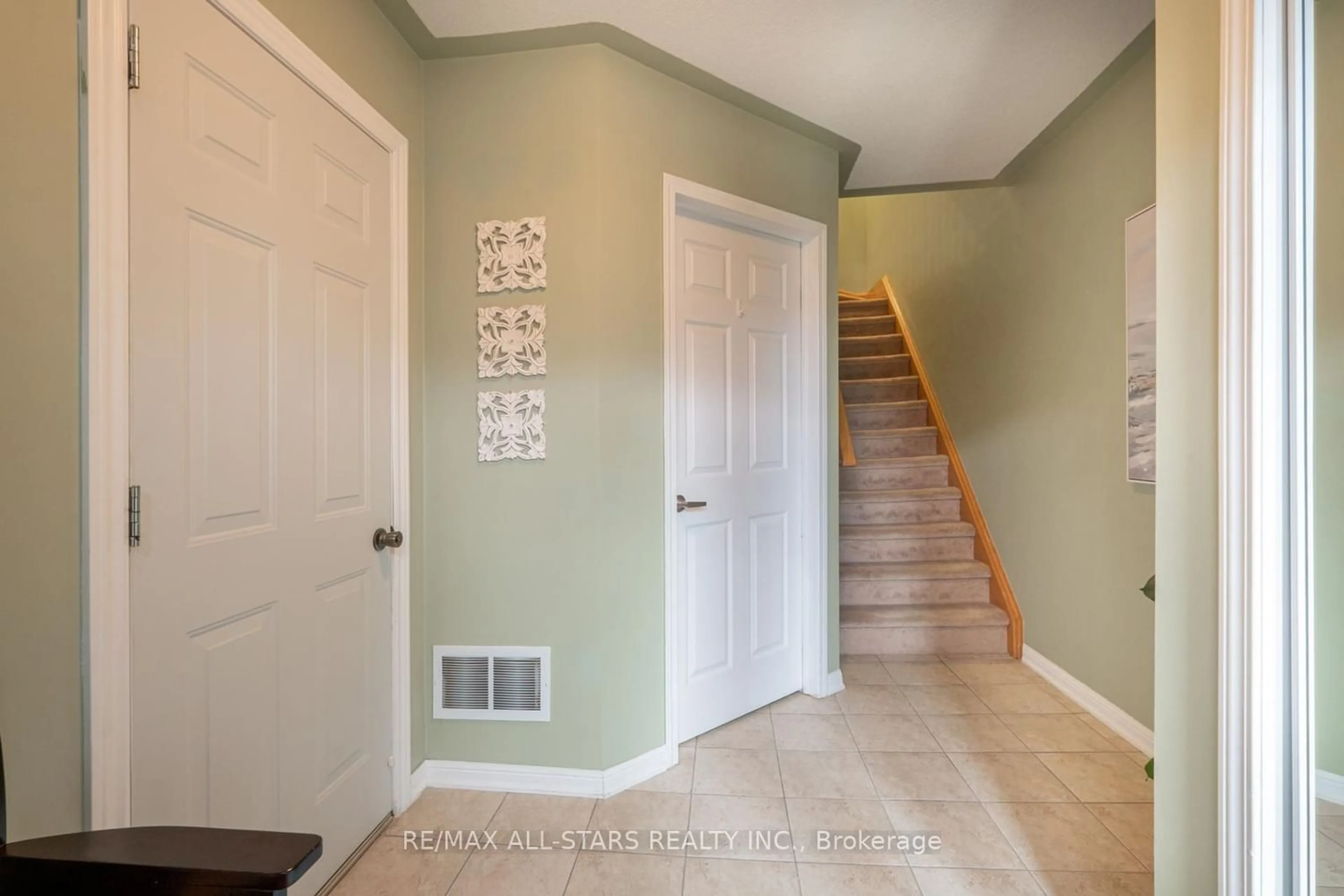 Indoor entryway for 14 Cossey Lane, Whitchurch-Stouffville Ontario L4A 0R1