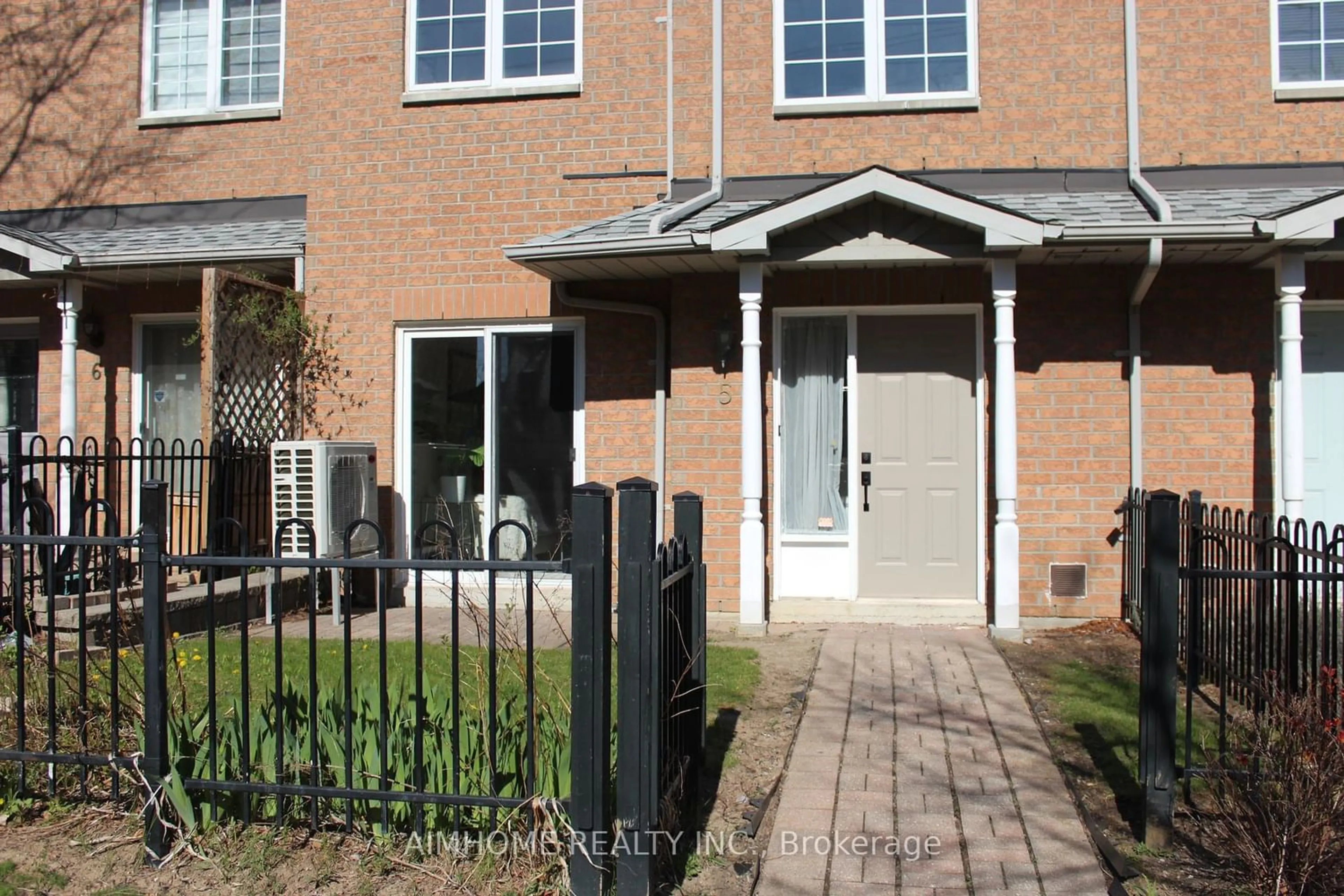 A pic from exterior of the house or condo for 2 Cox Blvd #5, Markham Ontario L3R 4E8