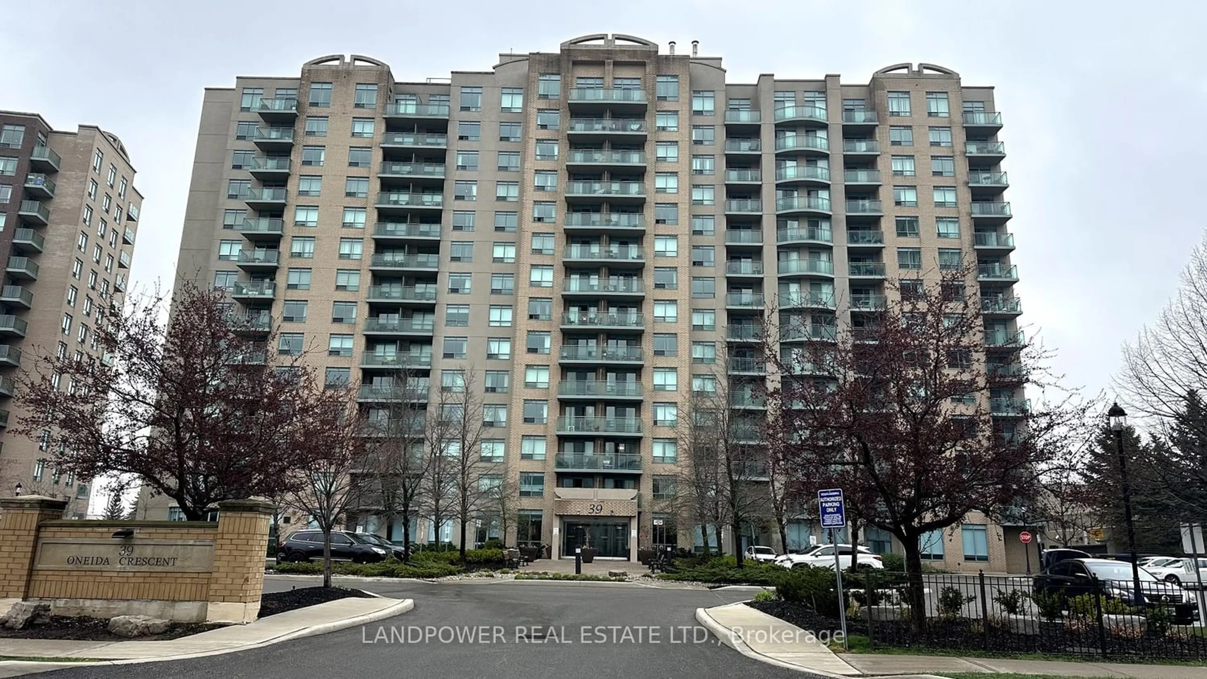 A pic from exterior of the house or condo for 39 Oneida Cres #1013, Richmond Hill Ontario L4B 4T9