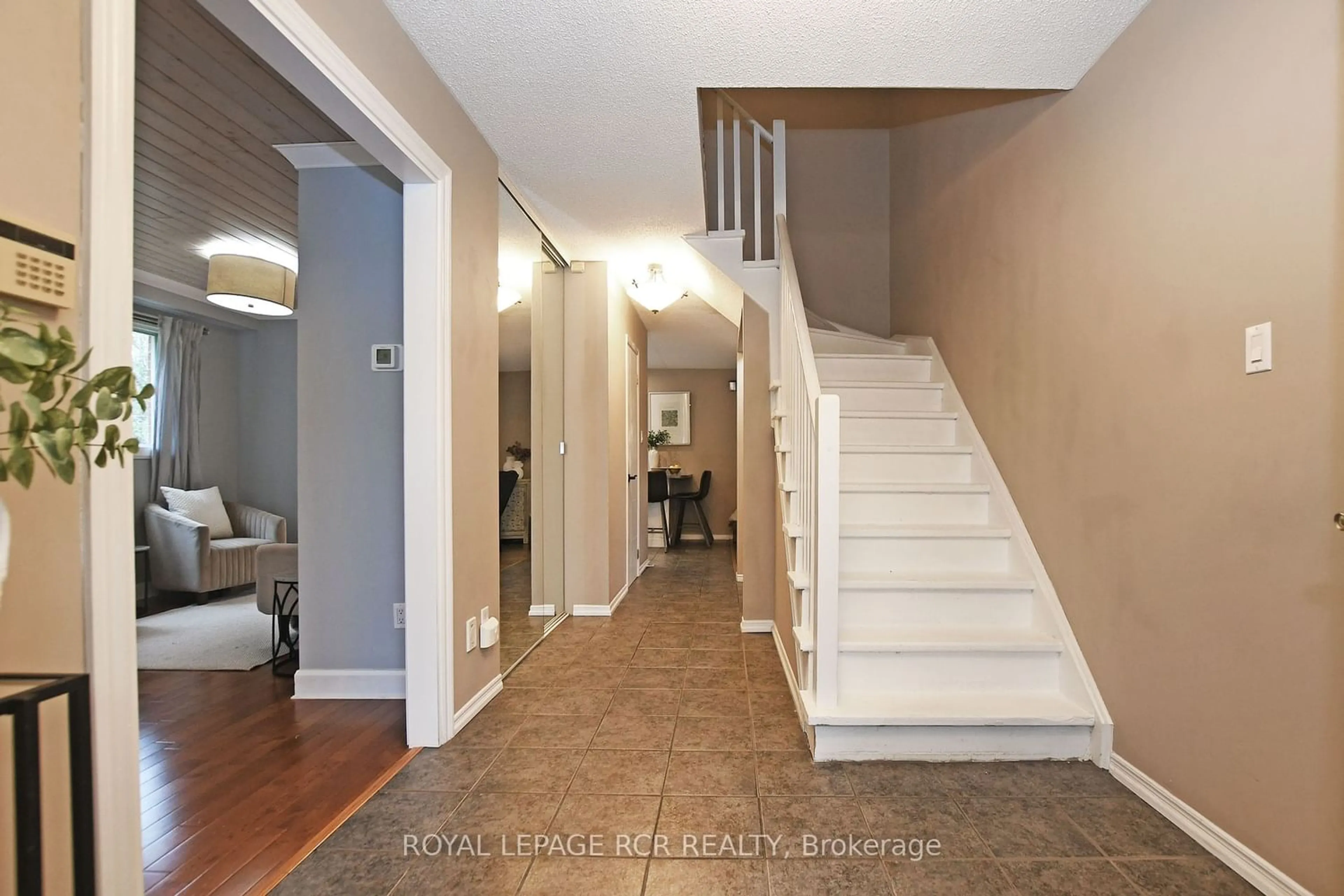 Indoor entryway for 5 Odin Cres, Aurora Ontario L4G 3T3