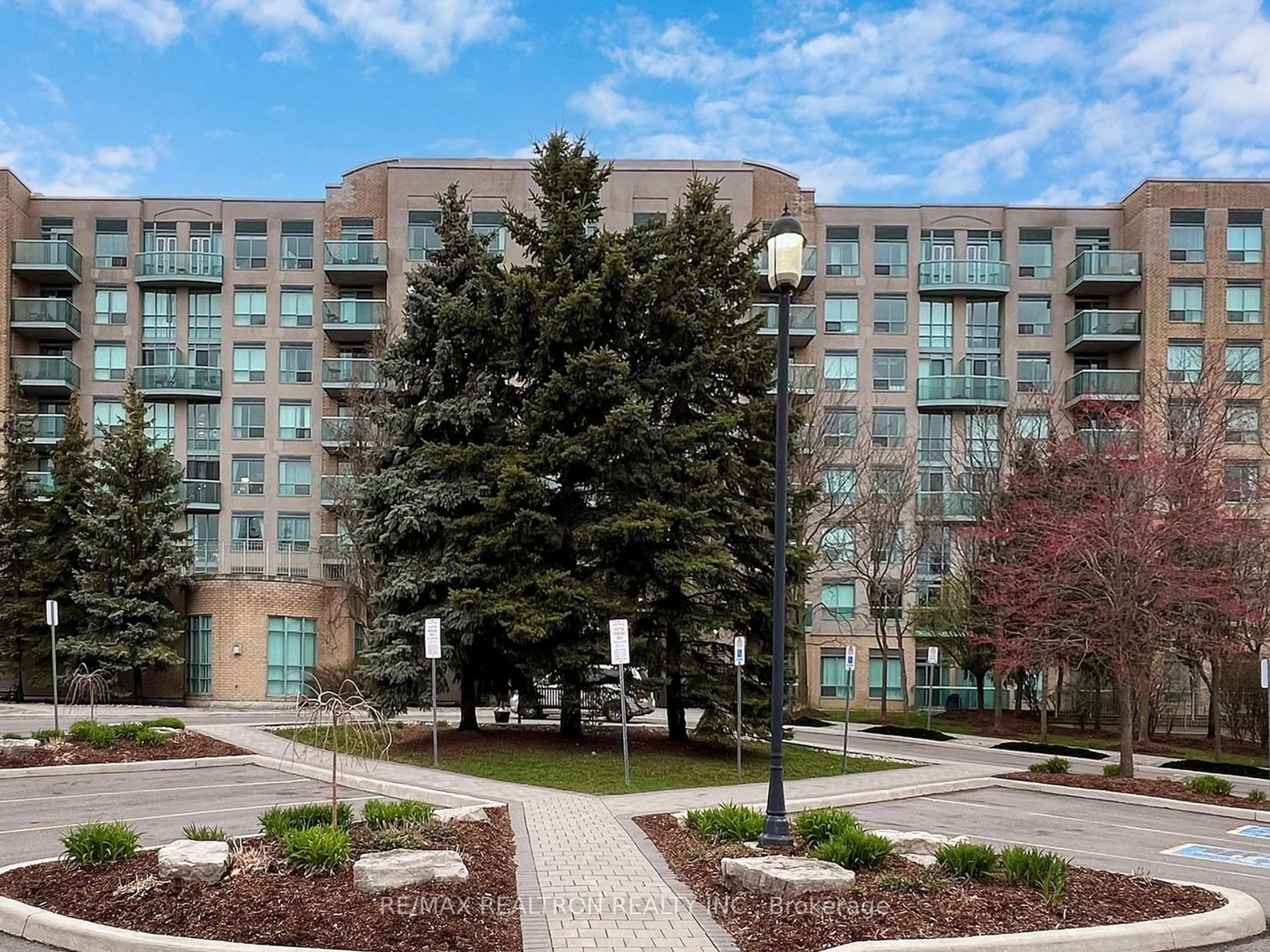 A pic from exterior of the house or condo for 3 Ellesmere St #203, Richmond Hill Ontario L4B 4N2