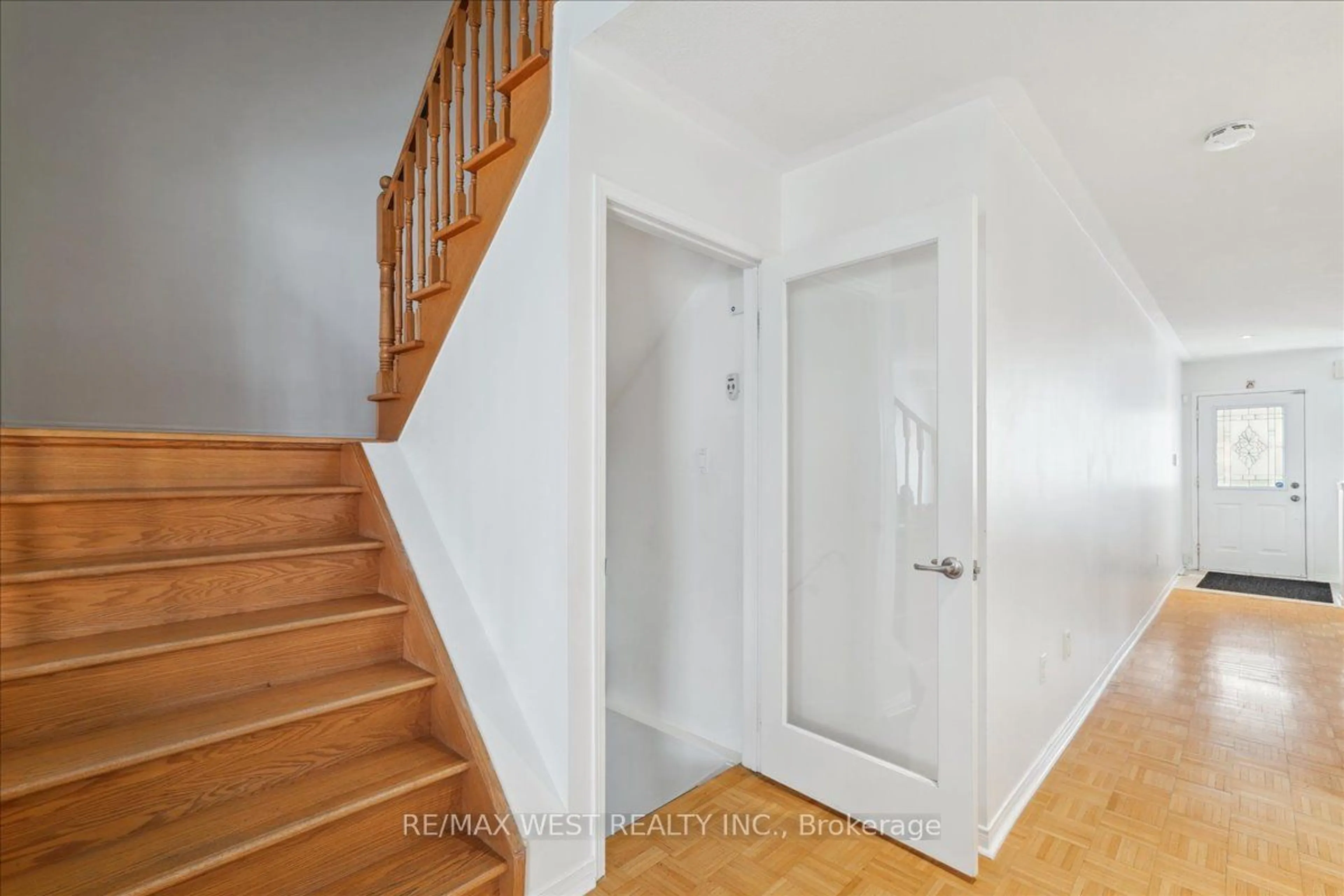 Indoor entryway for 142 Hollywood Hill Circ, Vaughan Ontario L4H 2P2