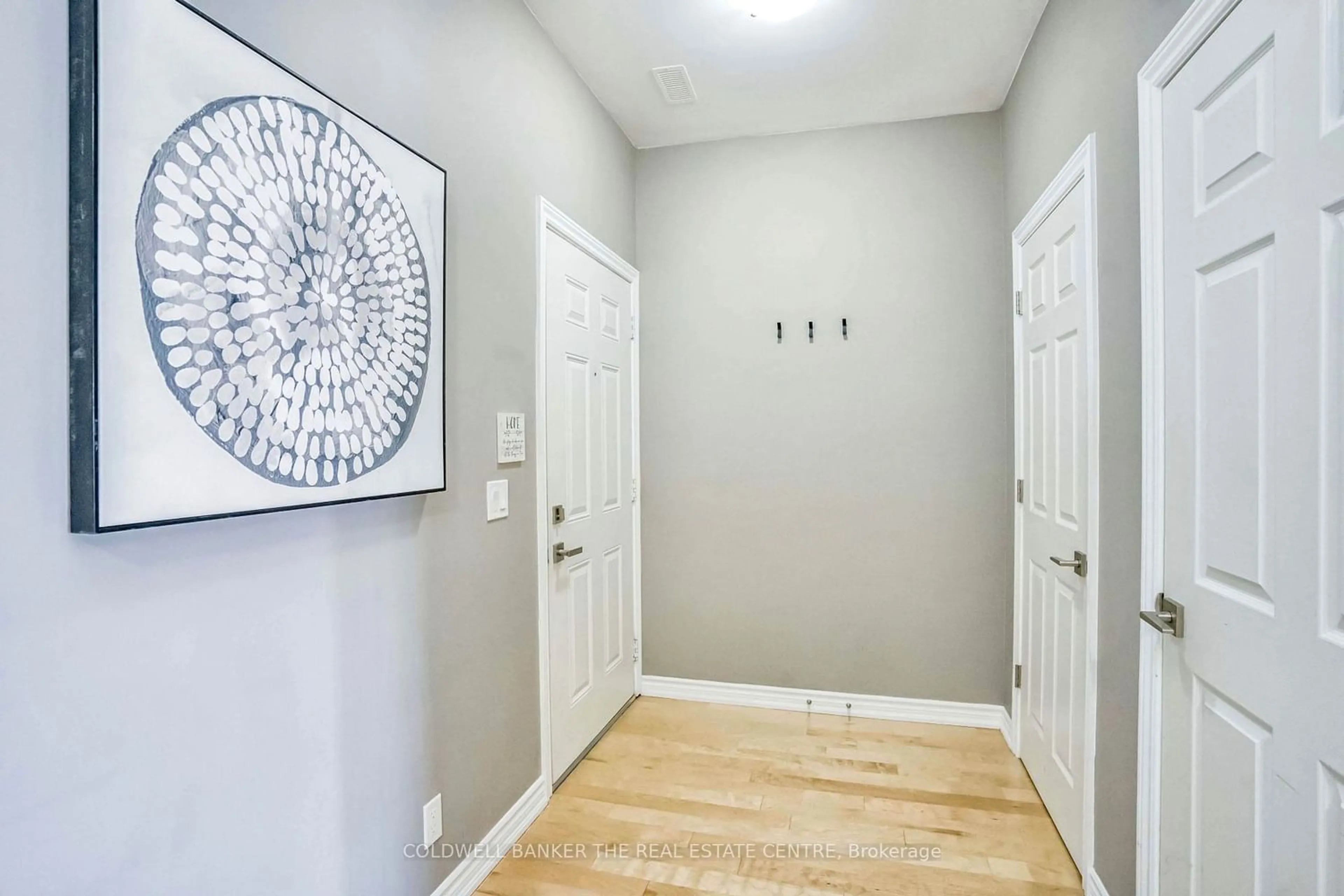 Indoor entryway for 128 Barrie St #305, Bradford West Gwillimbury Ontario L3Z 4H1