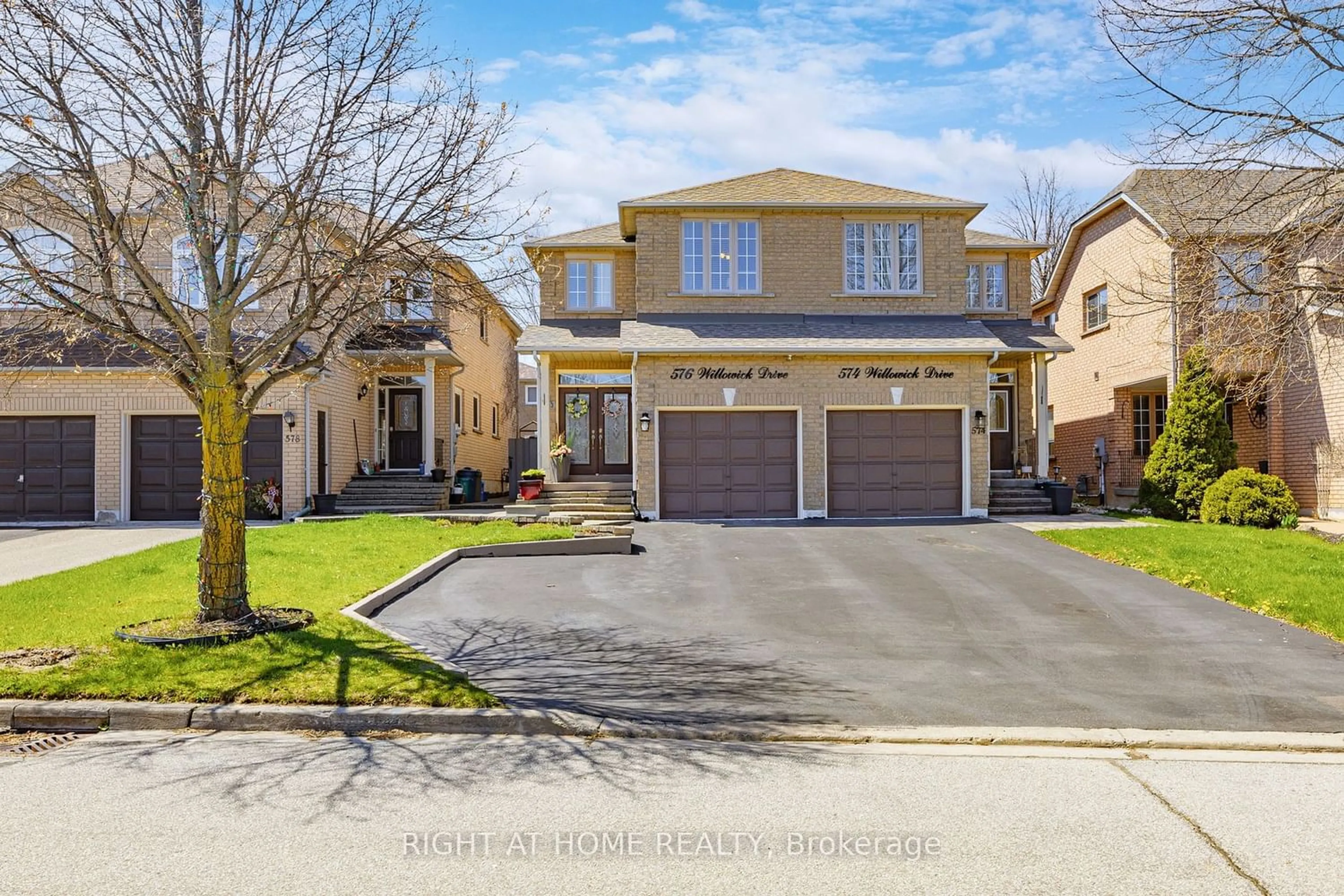 Frontside or backside of a home for 576 Willowick Dr, Newmarket Ontario L3X 2A6