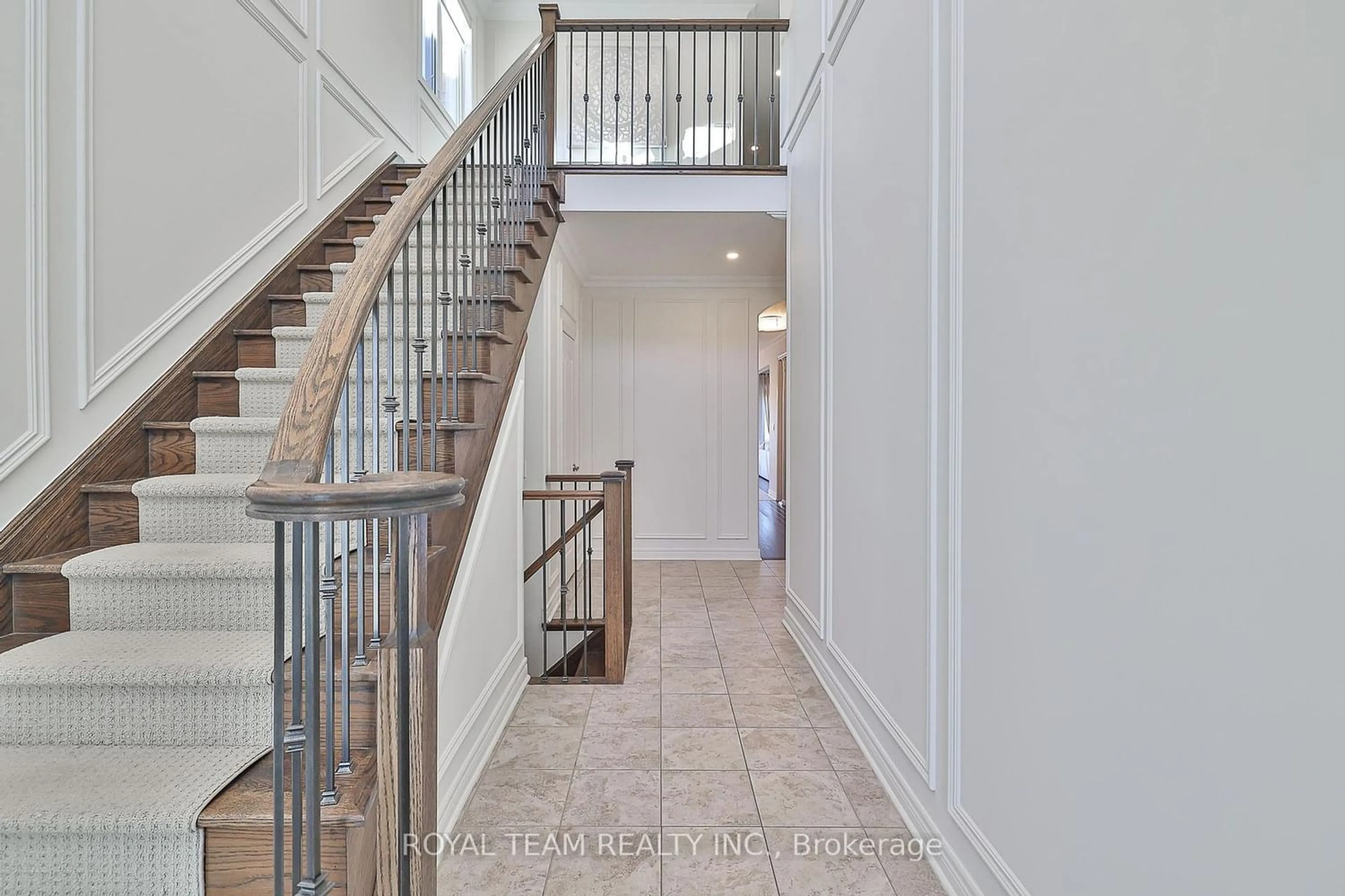 Indoor entryway for 227 Frederick Curran Lane, Newmarket Ontario L3X 0B9