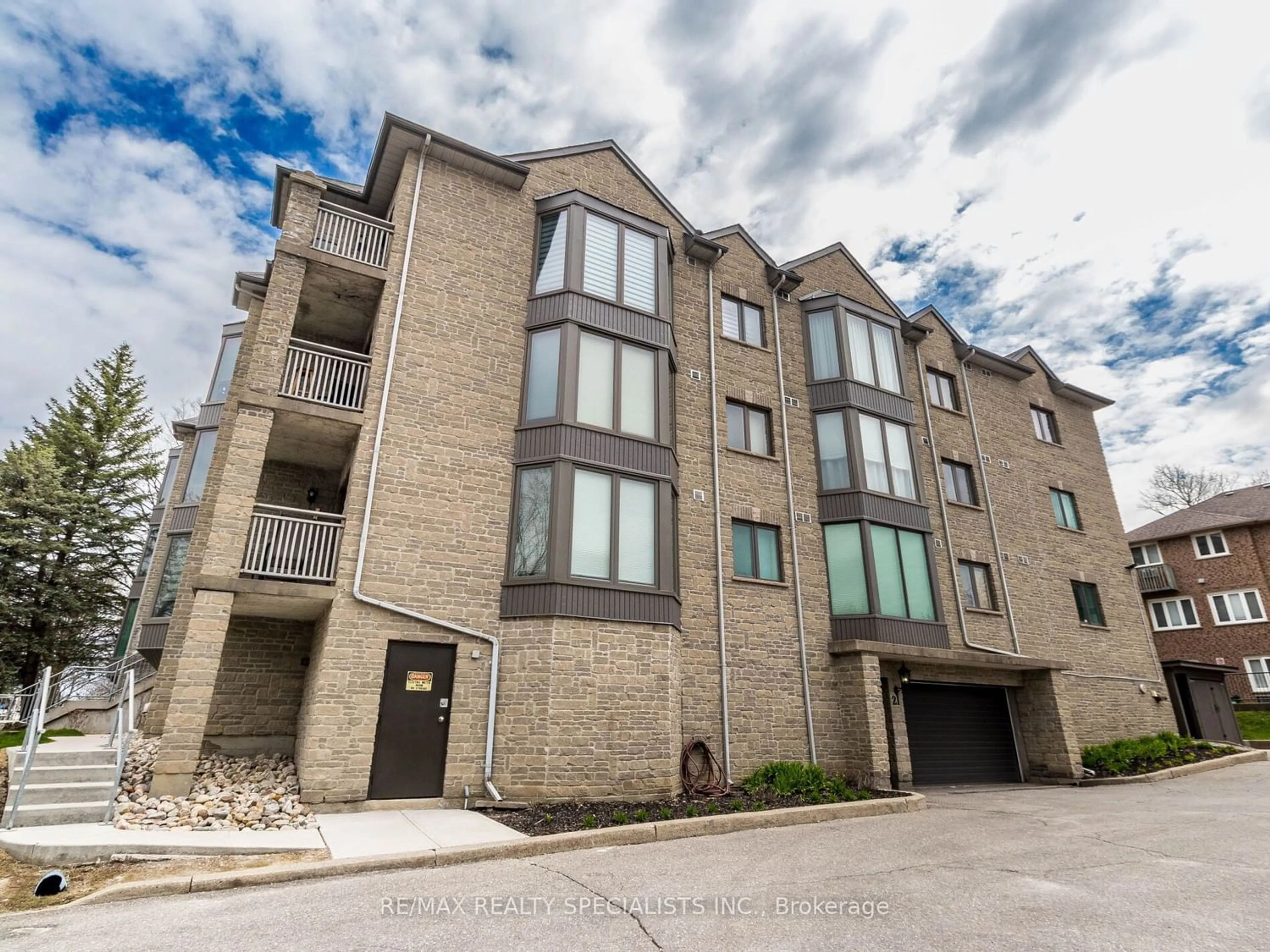 A pic from exterior of the house or condo for 21 George St #306, Aurora Ontario L4G 2S1